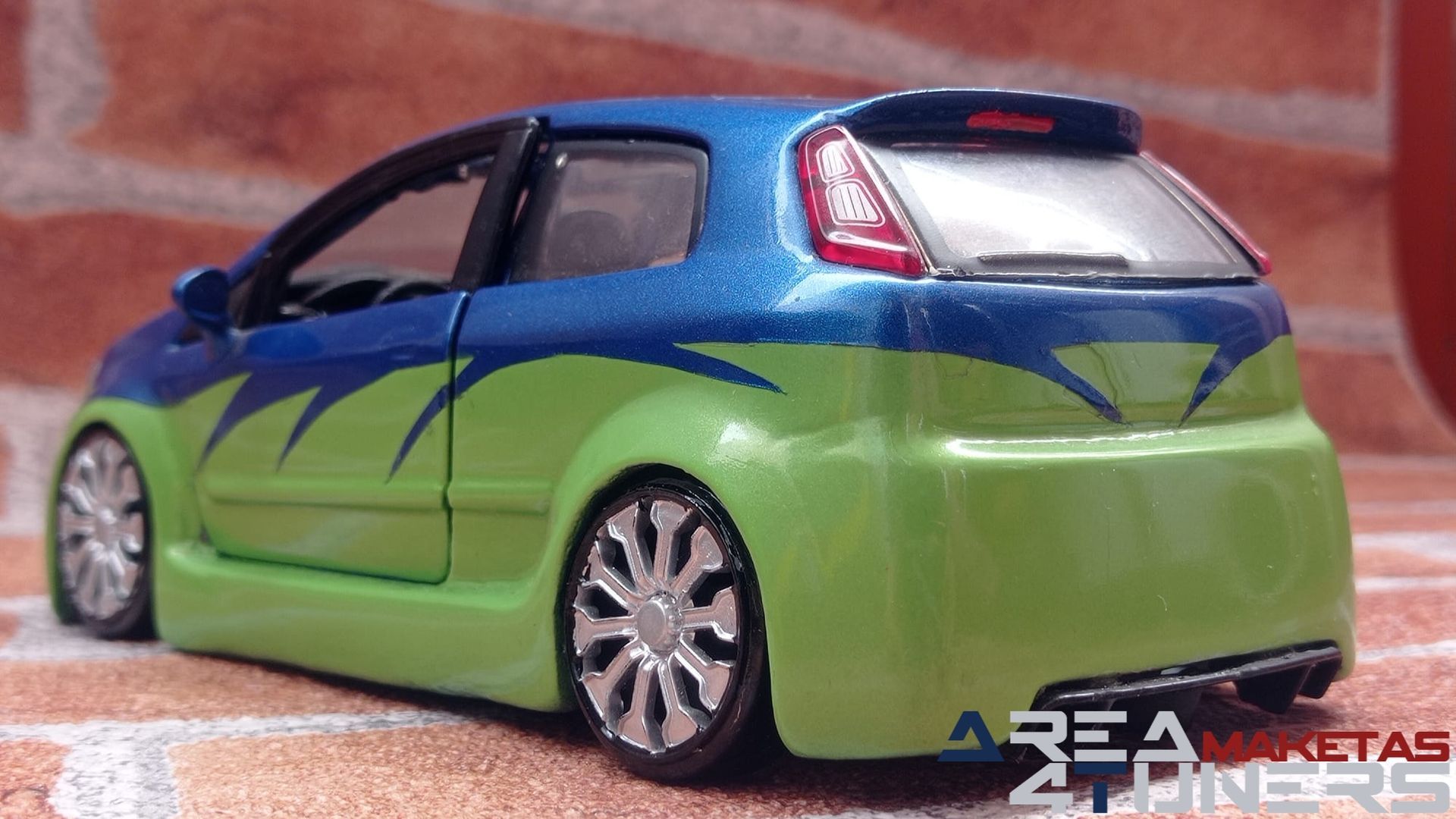 Reportaje maqueta Tuning Fiat Punto On Point Imagen perteneciente al reportaje fotográfico de la revista Tuning de publicación diaria Area4tuners.es sobre una maqueta Tuning 1:24 Fiat Punto On Point