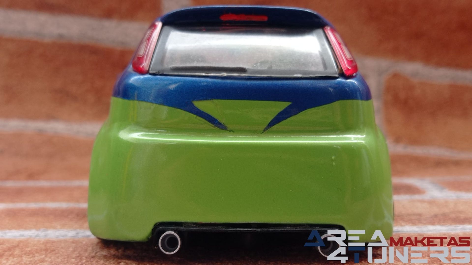 Reportaje maqueta Tuning Fiat Punto On Point Imagen perteneciente al reportaje fotográfico de la revista Tuning de publicación diaria Area4tuners.es sobre una maqueta Tuning 1:24 Fiat Punto On Point