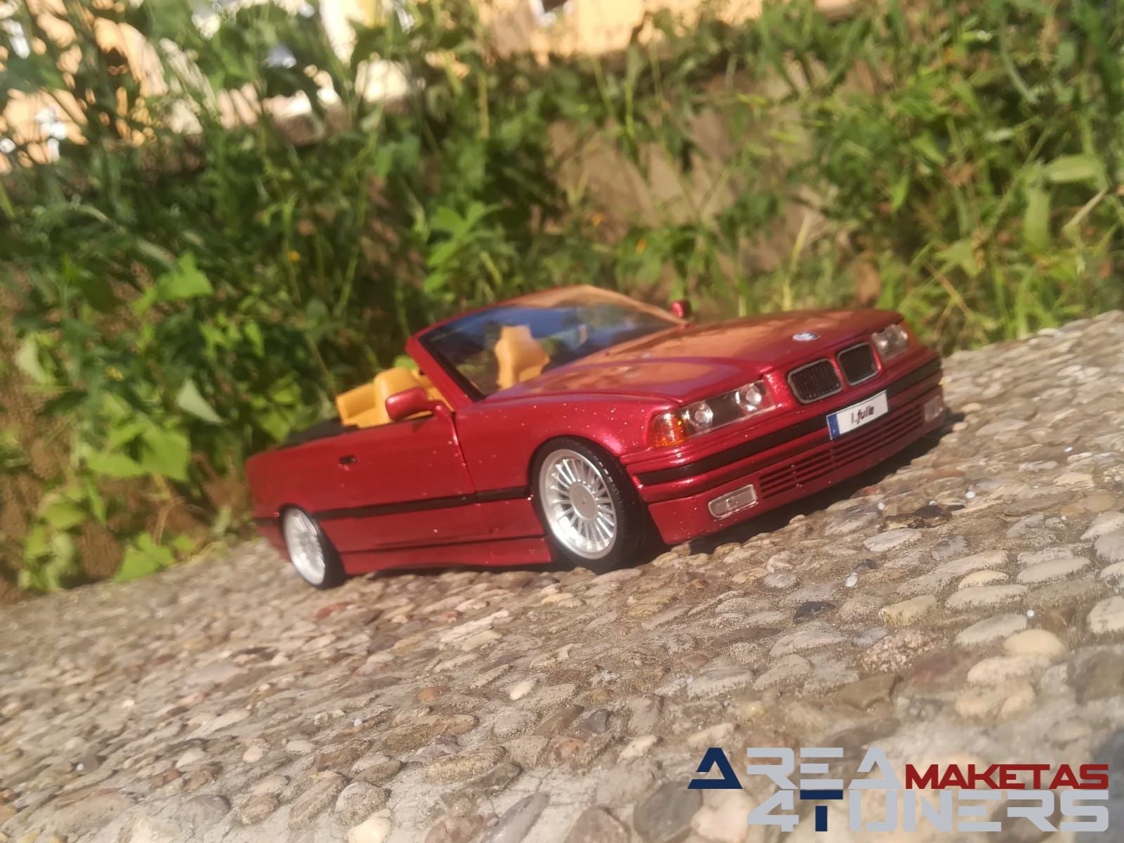 Reportaje maqueta Tuning Bmw 325i e36 Cabrio Casual Undersun Imagen perteneciente al reportaje fotográfico de la revista Tuning de publicación diaria Area4tuners.es sobre una maqueta Tuning 1:18 Bmw 325i E36 Cabrio