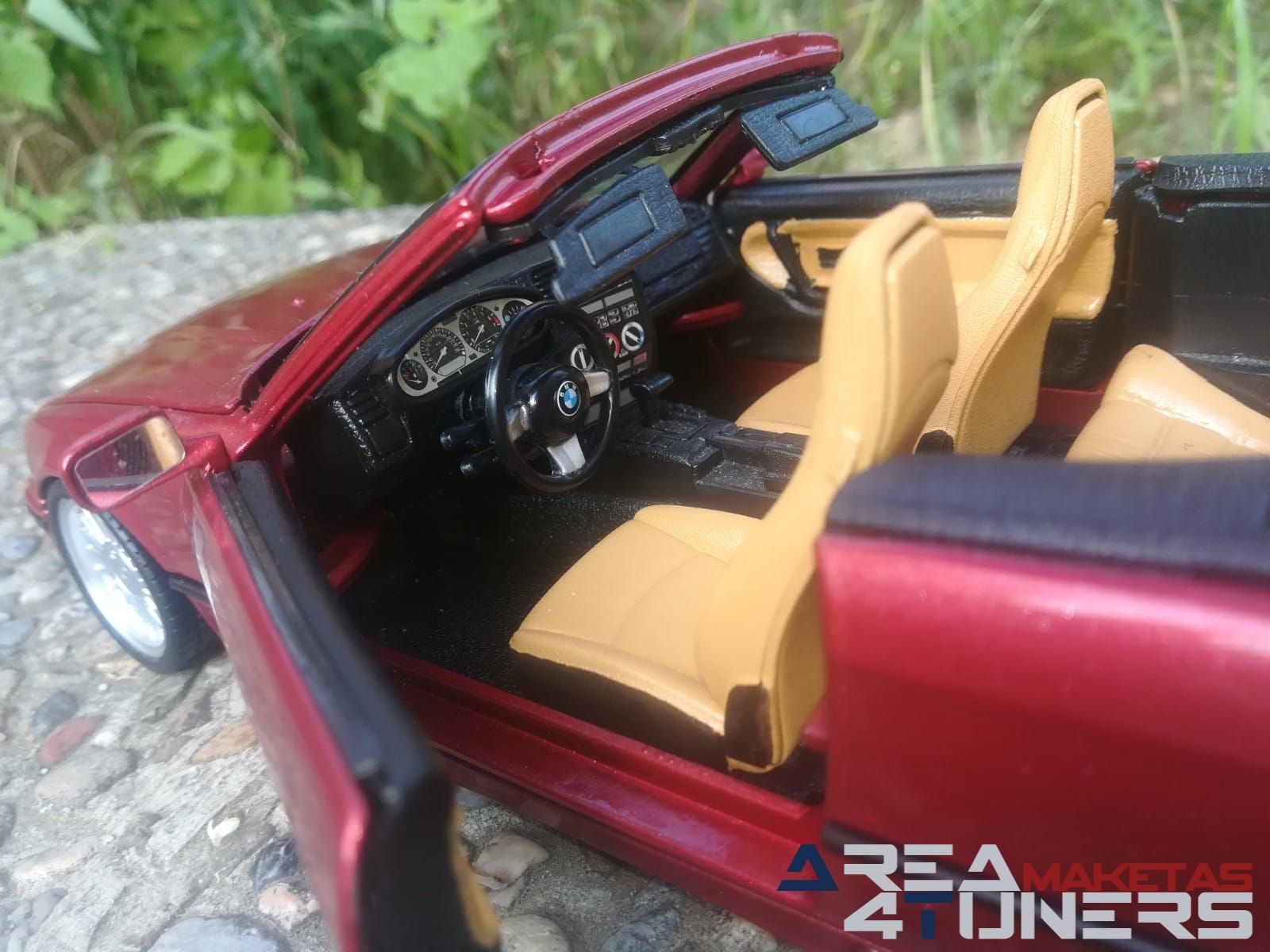Reportaje maqueta Tuning Bmw 325i e36 Cabrio Casual Undersun Imagen perteneciente al reportaje fotográfico de la revista Tuning de publicación diaria Area4tuners.es sobre una maqueta Tuning 1:18 Bmw 325i E36 Cabrio
