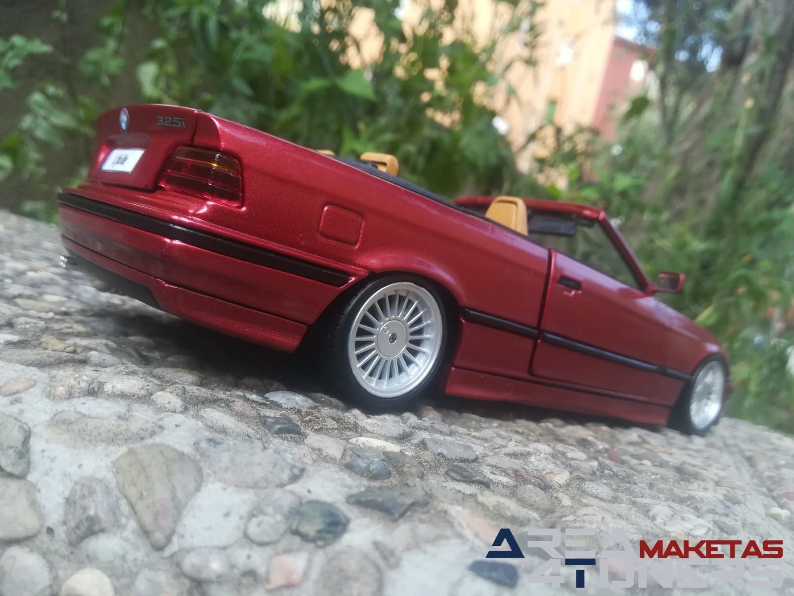 Reportaje maqueta Tuning Bmw 325i e36 Cabrio Casual Undersun Imagen perteneciente al reportaje fotográfico de la revista Tuning de publicación diaria Area4tuners.es sobre una maqueta Tuning 1:18 Bmw 325i E36 Cabrio