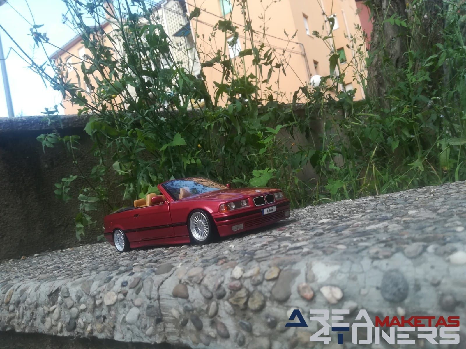 Reportaje maqueta Tuning Bmw 325i e36 Cabrio Casual Undersun Imagen perteneciente al reportaje fotográfico de la revista Tuning de publicación diaria Area4tuners.es sobre una maqueta Tuning 1:18 Bmw 325i E36 Cabrio