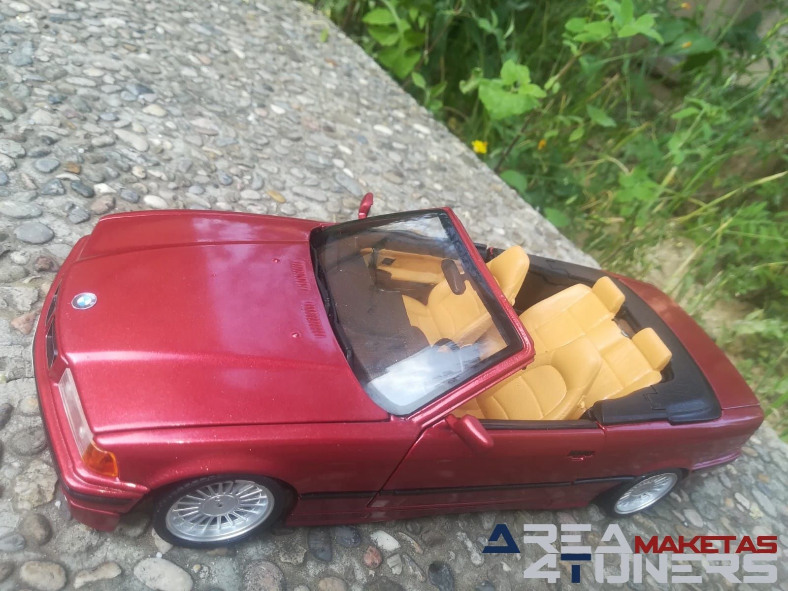 Reportaje maqueta Tuning Bmw 325i e36 Cabrio Casual Undersun Imagen perteneciente al reportaje fotográfico de la revista Tuning de publicación diaria Area4tuners.es sobre una maqueta Tuning 1:18 Bmw 325i E36 Cabrio