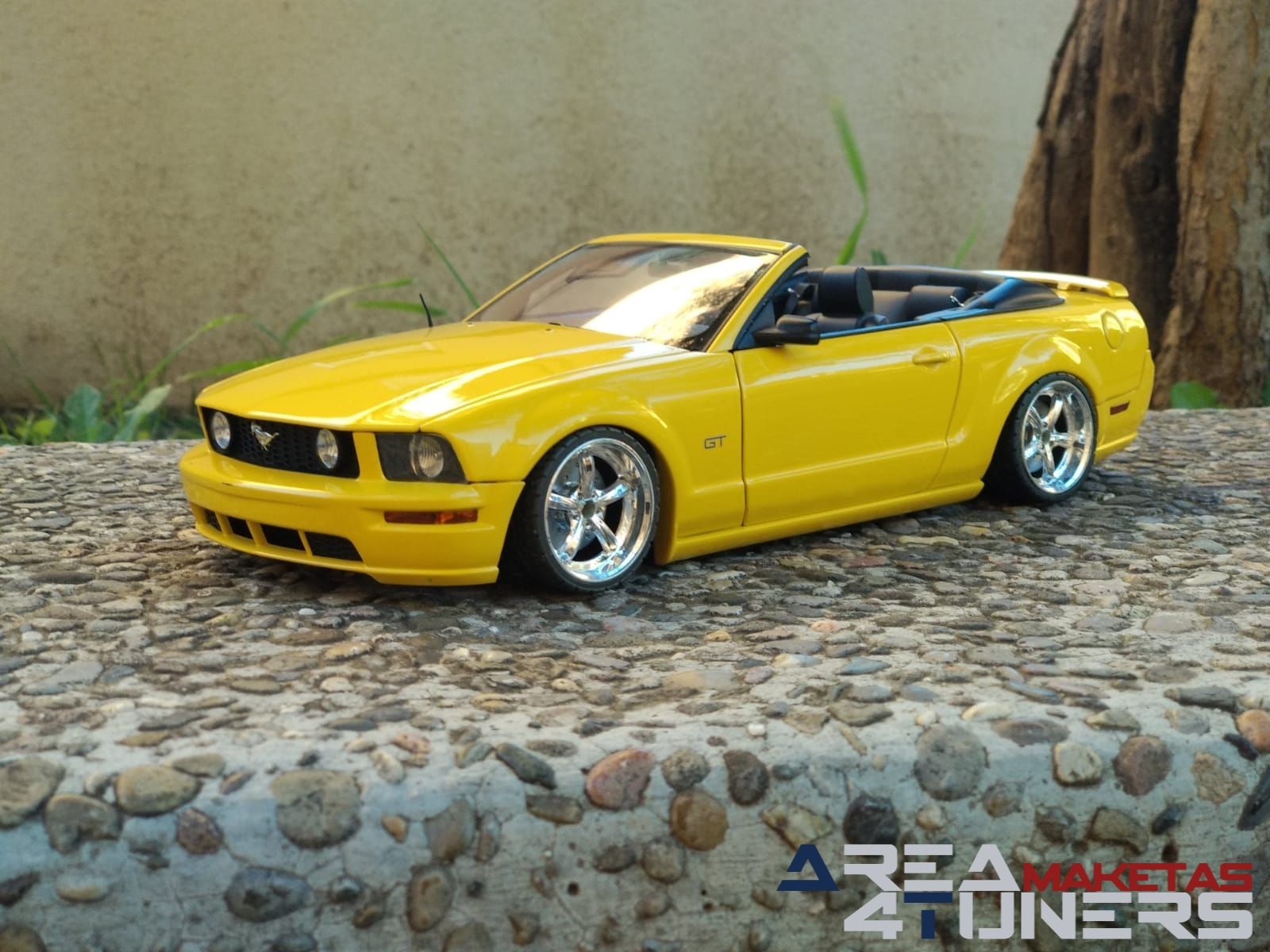 Reportaje maqueta coche Tuning Ford Mustang Cabrio Cresta De Caballo Imagen perteneciente al reportaje de la revista Area4tuners.es sobre una maqueta de coche Tuning 1:18 Ford Mustang Cabrio Cresta De Caballo