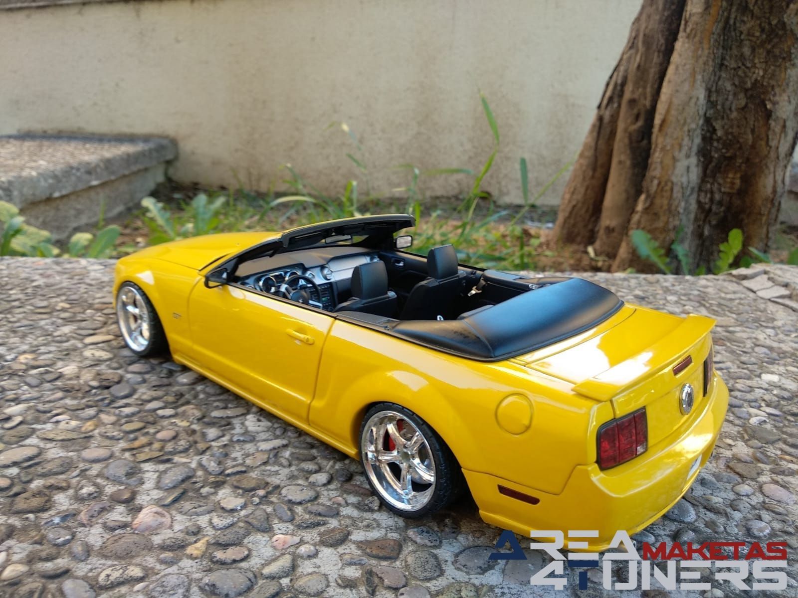 Reportaje maqueta coche Tuning Ford Mustang Cabrio Cresta De Caballo Imagen perteneciente al reportaje de la revista Area4tuners.es sobre una maqueta de coche Tuning 1:18 Ford Mustang Cabrio Cresta De Caballo