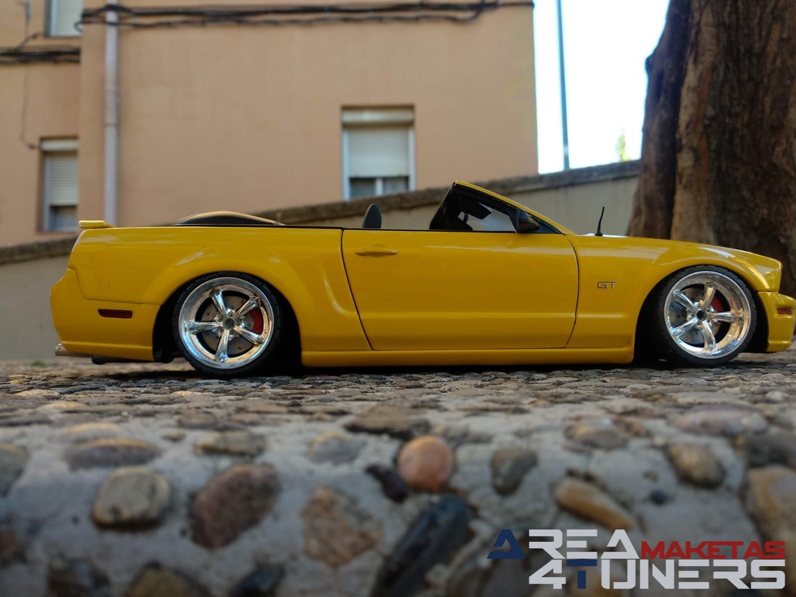 Reportaje maqueta coche Tuning Ford Mustang Cabrio Cresta De Caballo Imagen perteneciente al reportaje de la revista Area4tuners.es sobre una maqueta de coche Tuning 1:18 Ford Mustang Cabrio Cresta De Caballo
