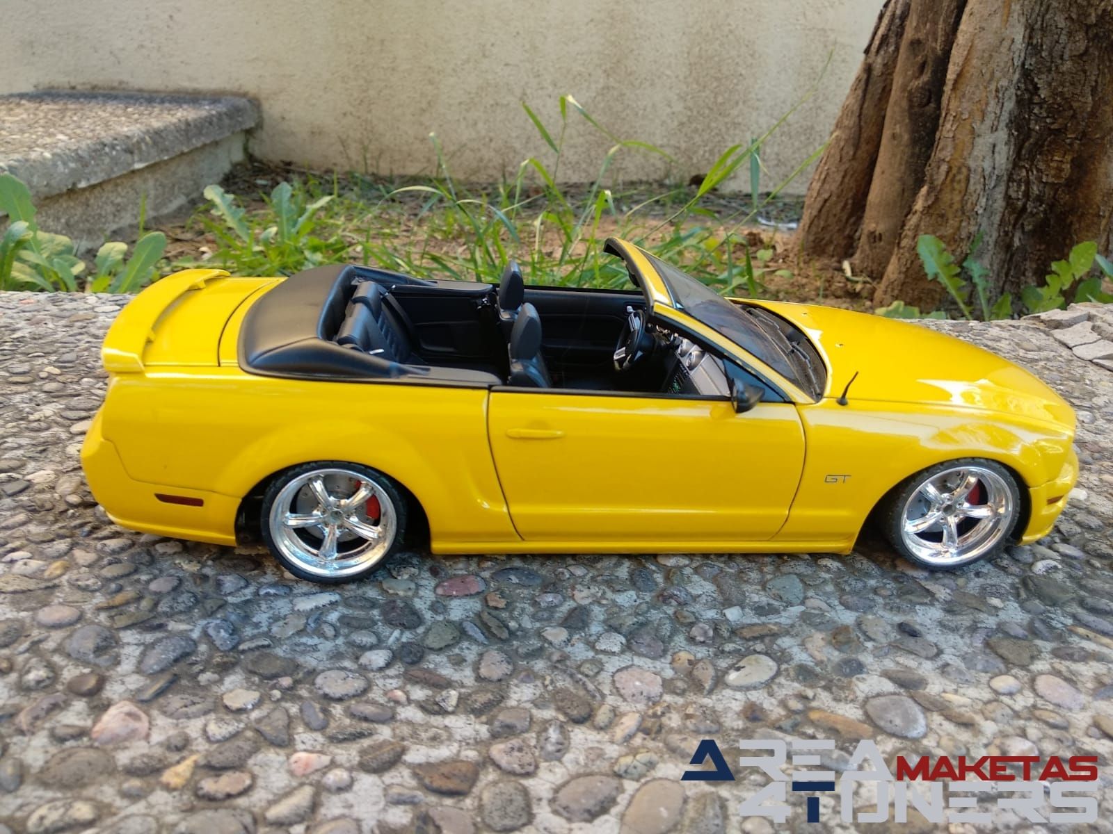 Reportaje maqueta coche Tuning Ford Mustang Cabrio Cresta De Caballo Imagen perteneciente al reportaje de la revista Area4tuners.es sobre una maqueta de coche Tuning 1:18 Ford Mustang Cabrio Cresta De Caballo