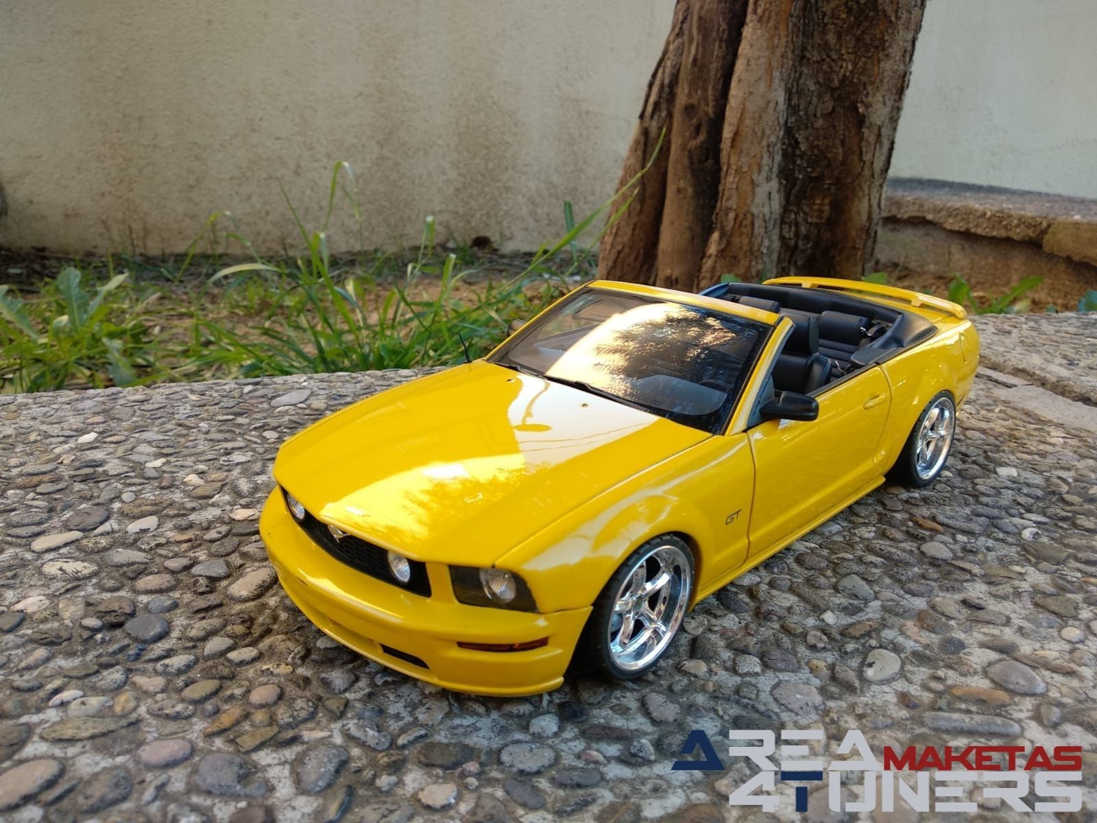 Reportaje maqueta coche Tuning Ford Mustang Cabrio Cresta De Caballo Imagen perteneciente al reportaje de la revista Area4tuners.es sobre una maqueta de coche Tuning 1:18 Ford Mustang Cabrio Cresta De Caballo