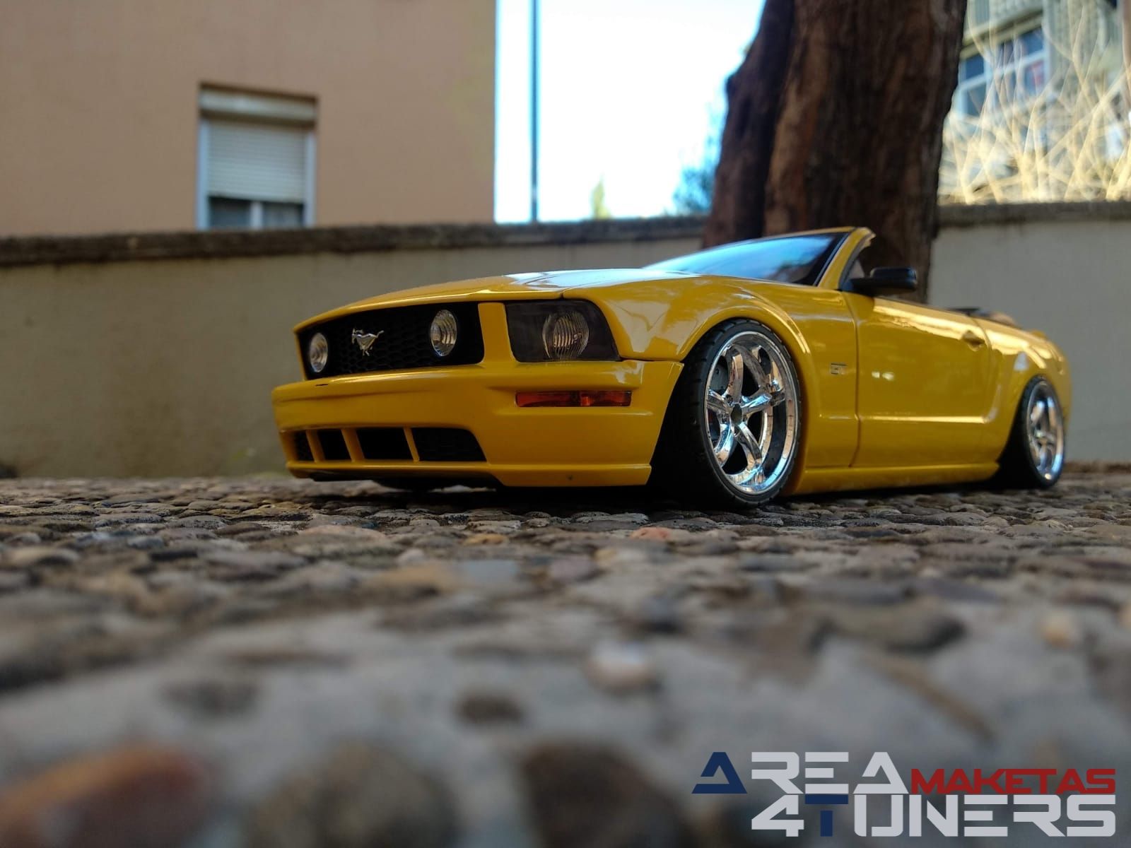 Reportaje maqueta coche Tuning Ford Mustang Cabrio Cresta De Caballo Imagen perteneciente al reportaje de la revista Area4tuners.es sobre una maqueta de coche Tuning 1:18 Ford Mustang Cabrio Cresta De Caballo