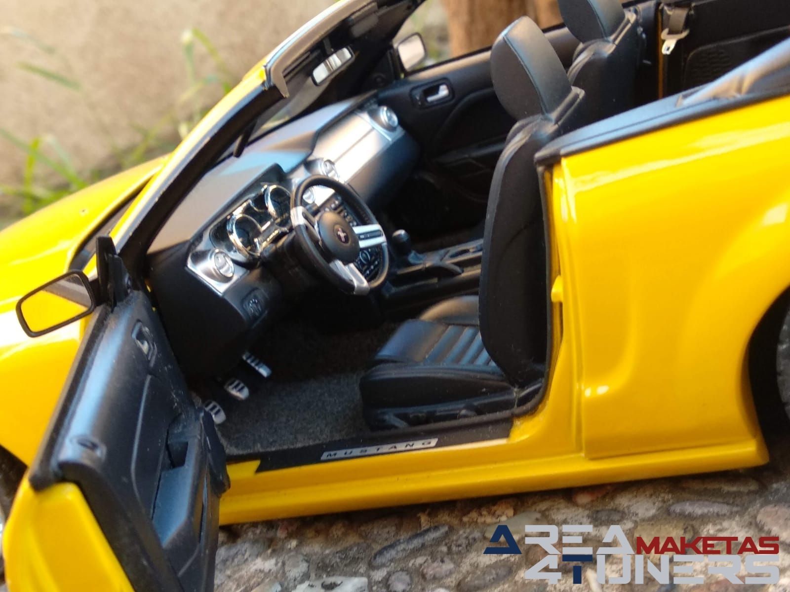 Reportaje maqueta coche Tuning Ford Mustang Cabrio Cresta De Caballo Imagen perteneciente al reportaje de la revista Area4tuners.es sobre una maqueta de coche Tuning 1:18 Ford Mustang Cabrio Cresta De Caballo