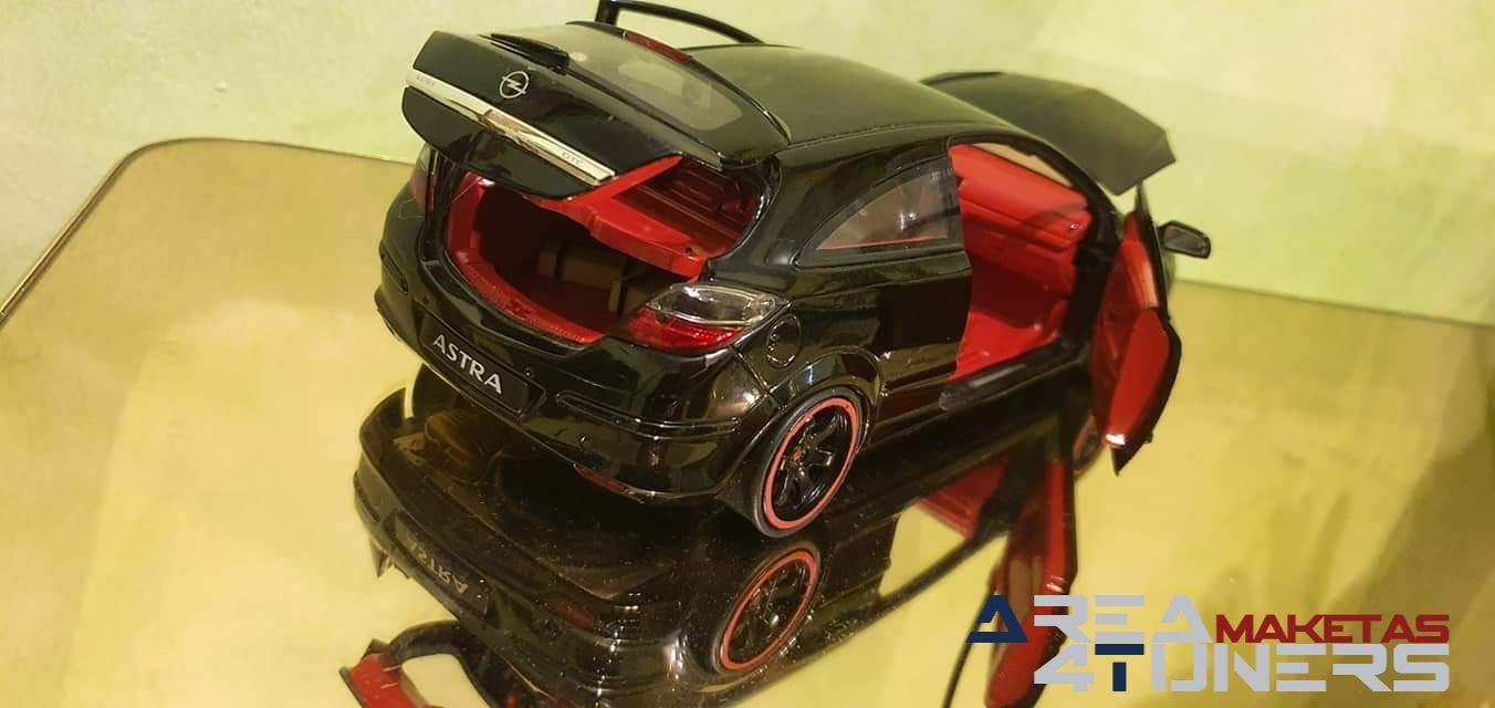 Reportaje maqueta coche Tuning Opel Astra Blade Imagen perteneciente al reportaje de la revista Area4tuners.es sobre una maqueta de coche Tuning 1:18 Opel Astra Blade