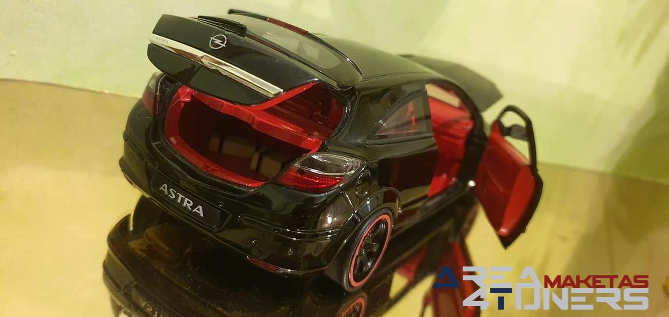 Reportaje maqueta coche Tuning Opel Astra Blade Imagen perteneciente al reportaje de la revista Area4tuners.es sobre una maqueta de coche Tuning 1:18 Opel Astra Blade