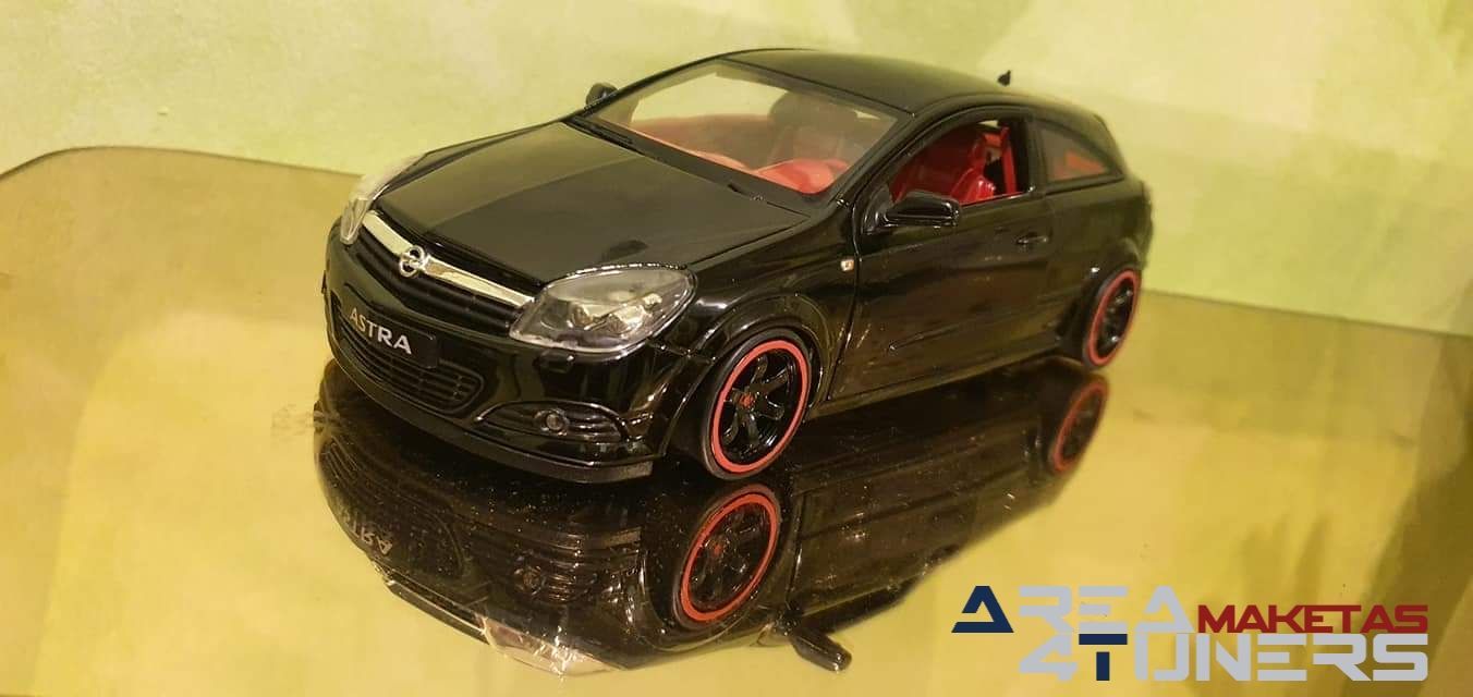 Reportaje maqueta coche Tuning Opel Astra Blade Imagen perteneciente al reportaje de la revista Area4tuners.es sobre una maqueta de coche Tuning 1:18 Opel Astra Blade