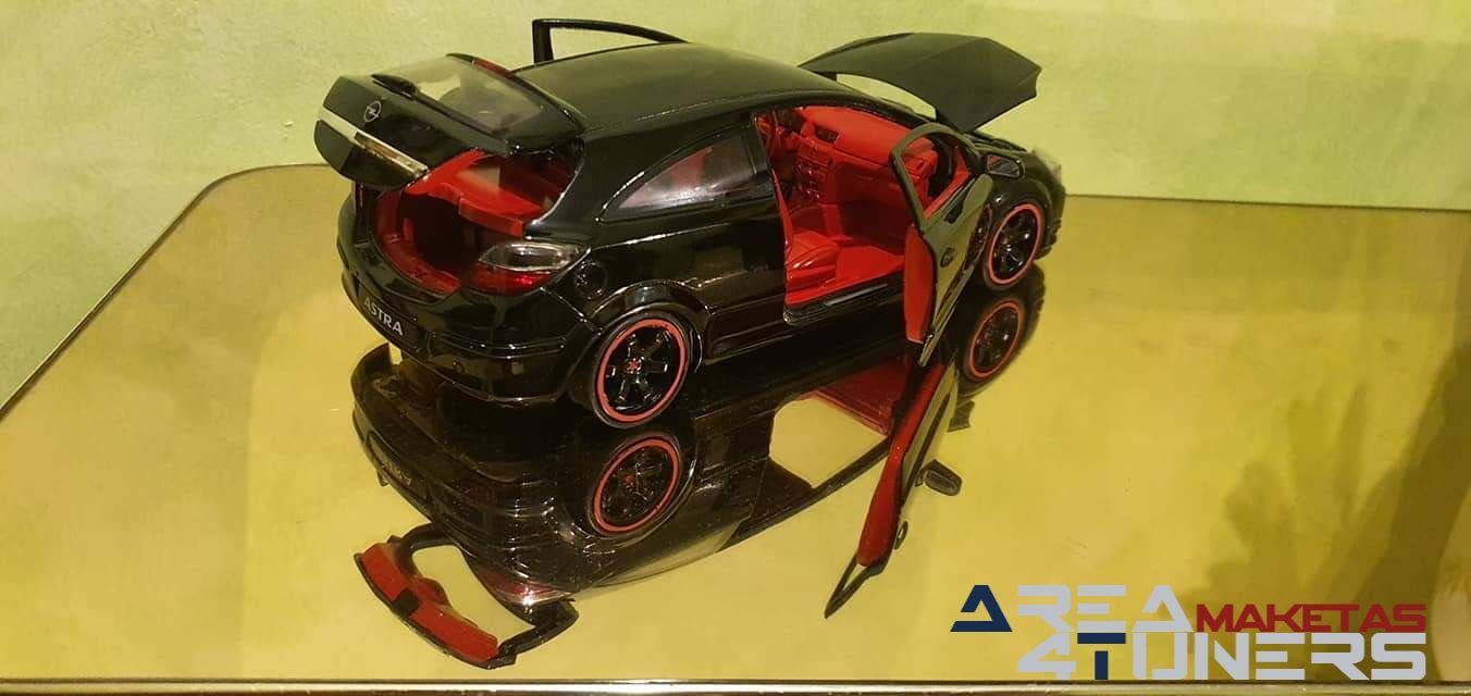 Reportaje maqueta coche Tuning Opel Astra Blade Imagen perteneciente al reportaje de la revista Area4tuners.es sobre una maqueta de coche Tuning 1:18 Opel Astra Blade
