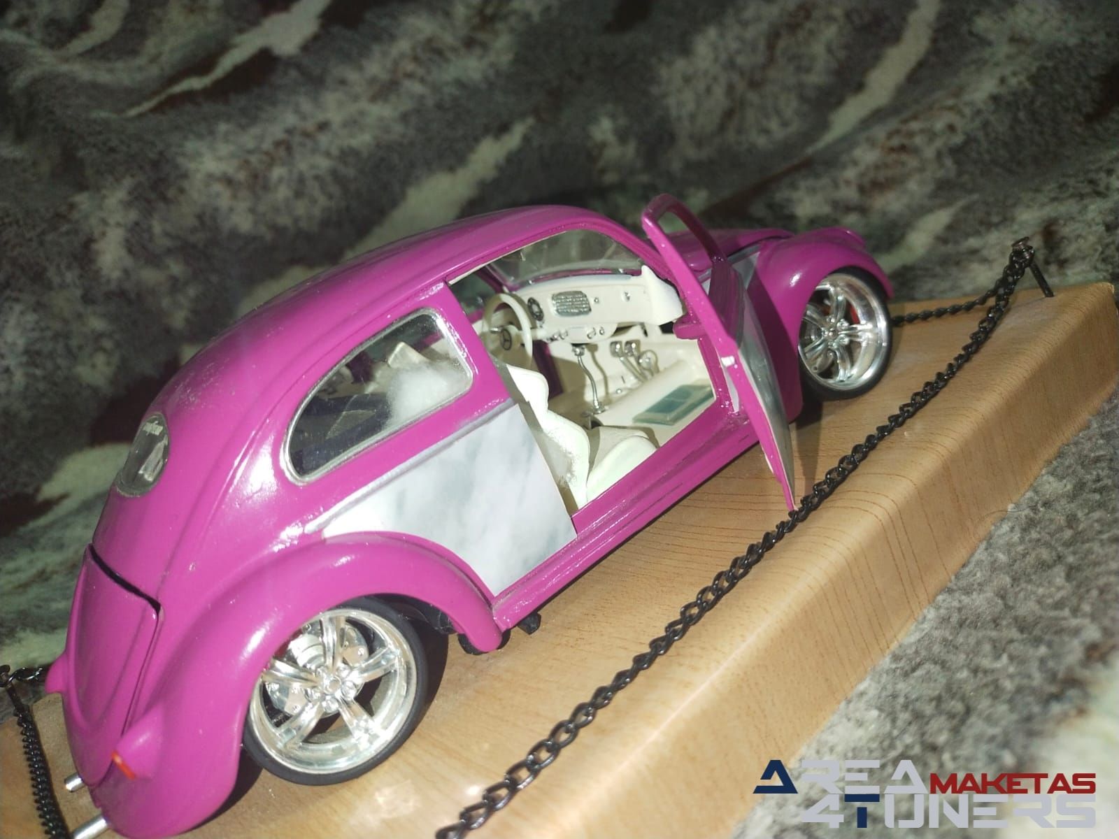 Reportaje maqueta coche Tuning Vw Beetle Vochéate Imagen perteneciente al reportaje de la revista Area4tuners.es sobre una maqueta de coche Tuning 1:18 VW Beetle Vocheate
