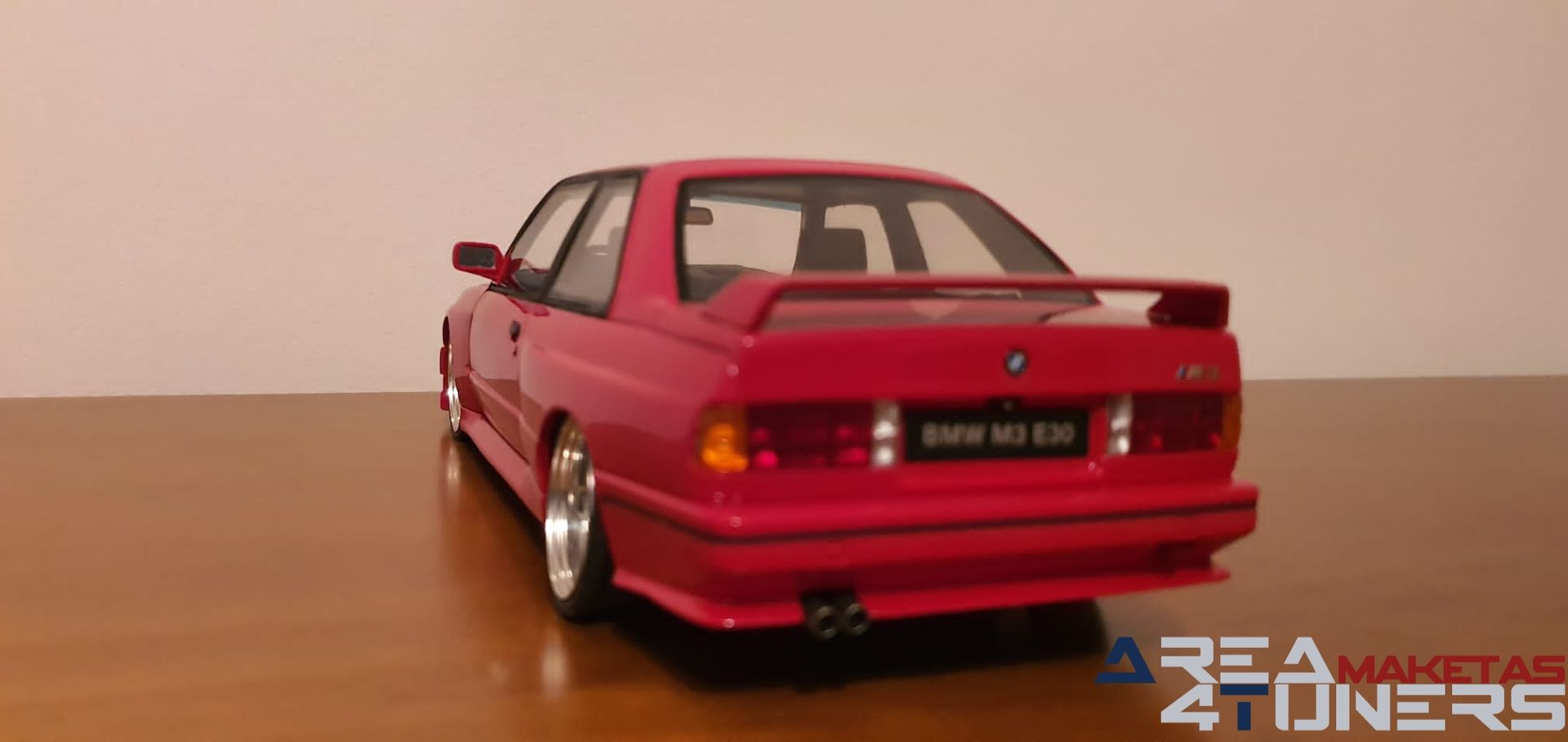 Reportaje maqueta Tuning Bmw M3 E30 Eme3Ever Imagen perteneciente al reportaje fotográfico de la revista Tuning de publicación diaria Area4tuners.es sobre una maqueta Tuning  1:18 Bmw M3 E30