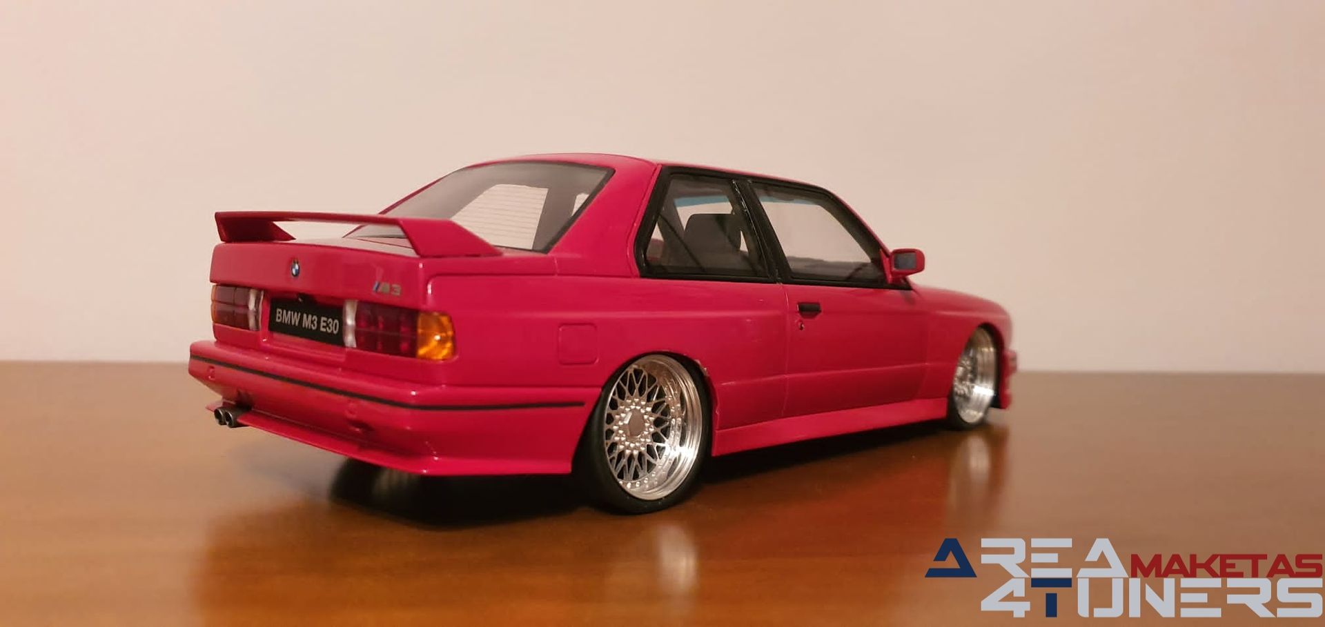 Reportaje maqueta Tuning Bmw M3 E30 Eme3Ever Imagen perteneciente al reportaje fotográfico de la revista Tuning de publicación diaria Area4tuners.es sobre una maqueta Tuning 1:18 Bmw M3 E30