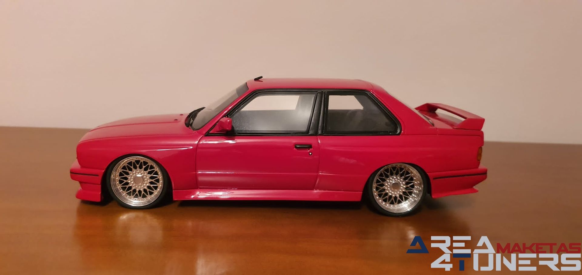 Reportaje maqueta Tuning Bmw M3 E30 Eme3Ever Imagen perteneciente al reportaje fotográfico de la revista Tuning de publicación diaria Area4tuners.es sobre una maqueta Tuning 1:18 Bmw M3 E30