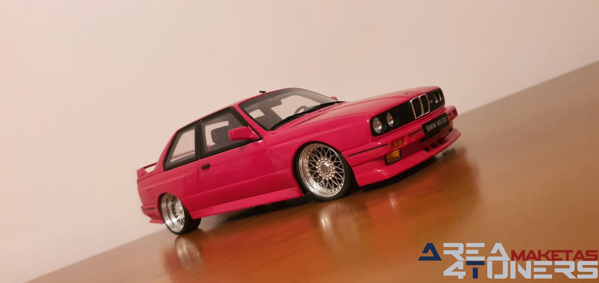 Reportaje maqueta Tuning Bmw M3 E30 Eme3Ever Imagen perteneciente al reportaje fotográfico de la revista Tuning de publicación diaria Area4tuners.es sobre una maqueta Tuning 1:18 Bmw M3 E30