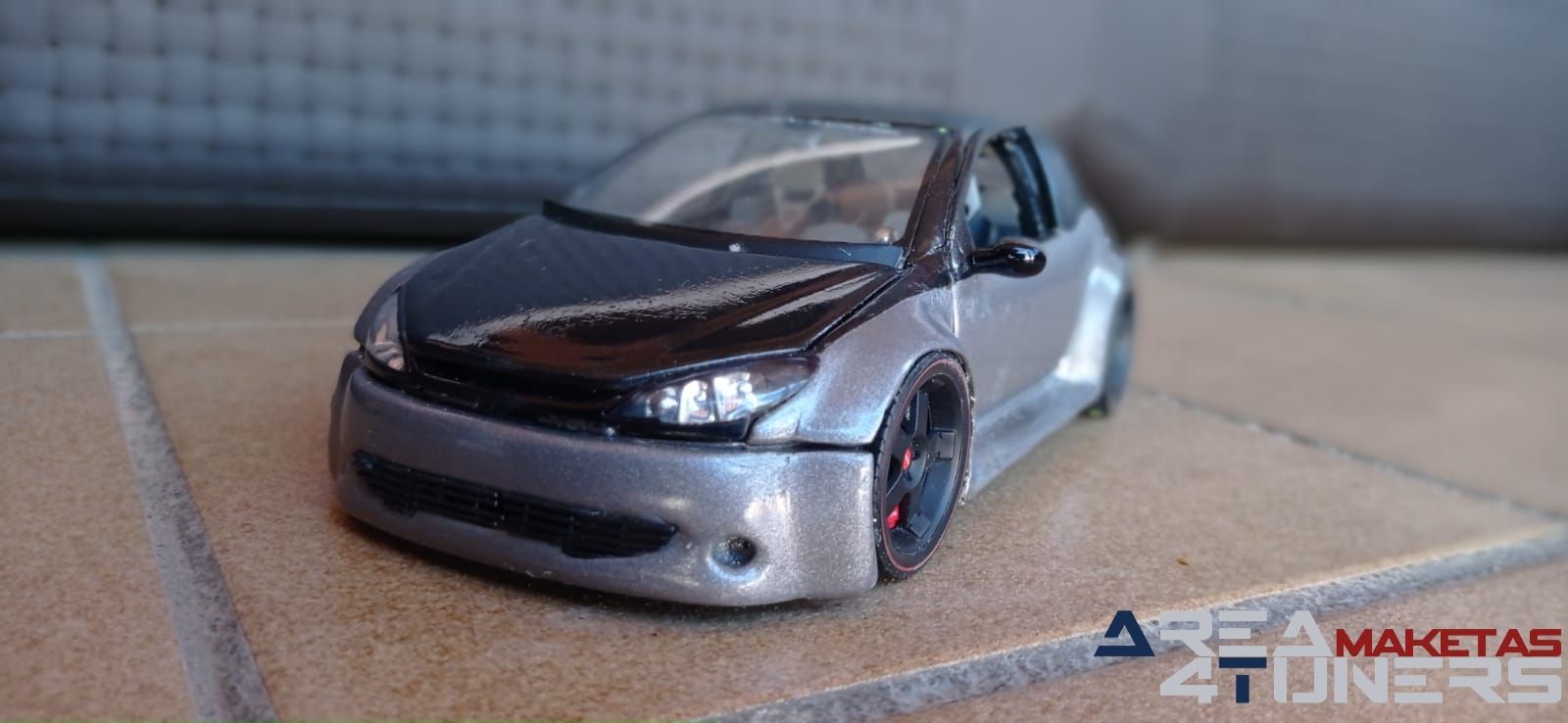 Reportaje maqueta coche Tuning Peugeopt 206 Ser Testigos Imagen perteneciente al reportaje de la revista Area4tuners.es sobre una maqueta de coche Tuning 1:18 Peugeot 206 Ser Testigos