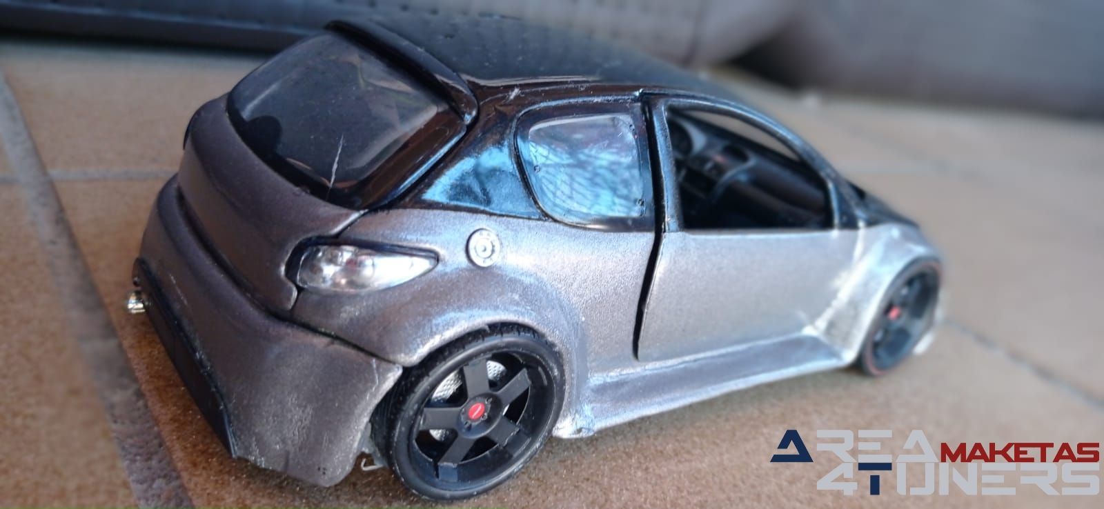 Reportaje maqueta coche Tuning Peugeopt 206 Ser Testigos Imagen perteneciente al reportaje de la revista Area4tuners.es sobre una maqueta de coche Tuning 1:18 Peugeot 206 Ser Testigos