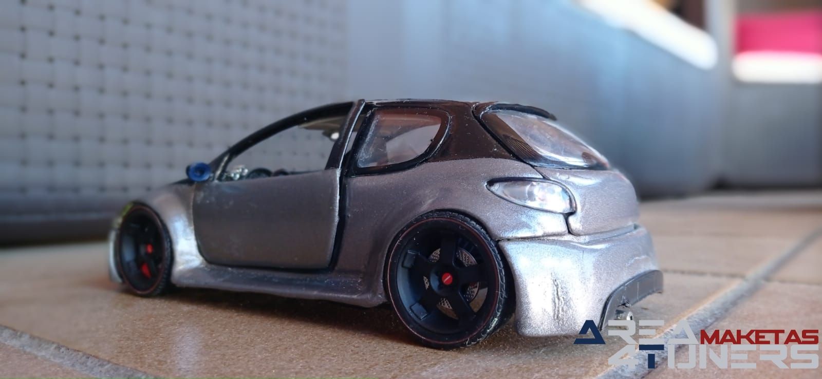 Reportaje maqueta coche Tuning Peugeopt 206 Ser Testigos Imagen perteneciente al reportaje de la revista Area4tuners.es sobre una maqueta de coche Tuning 1:18 Peugeot 206 Ser Testigos