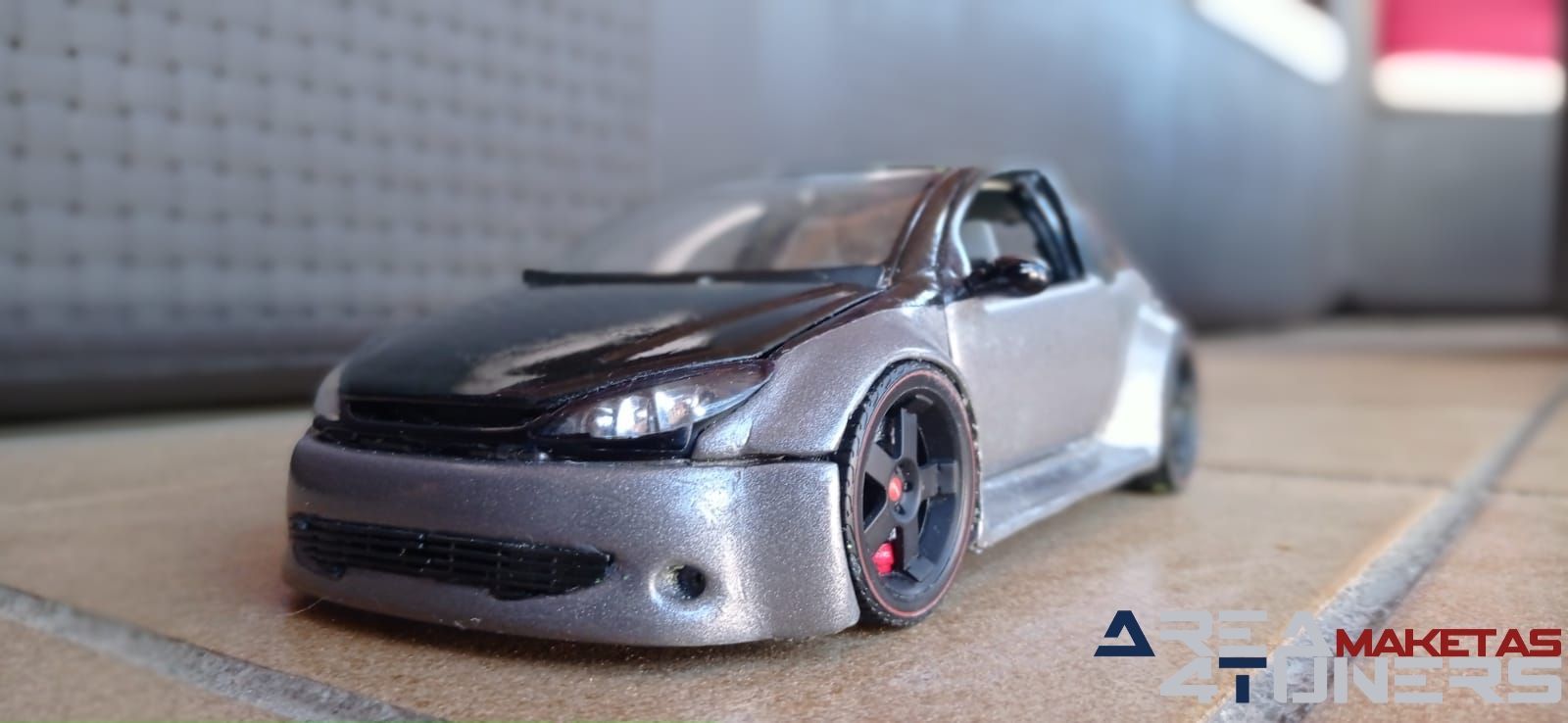 Reportaje maqueta coche Tuning Peugeopt 206 Ser Testigos Imagen perteneciente al reportaje de la revista Area4tuners.es sobre una maqueta de coche Tuning 1:18 Peugeot 206 Ser Testigos