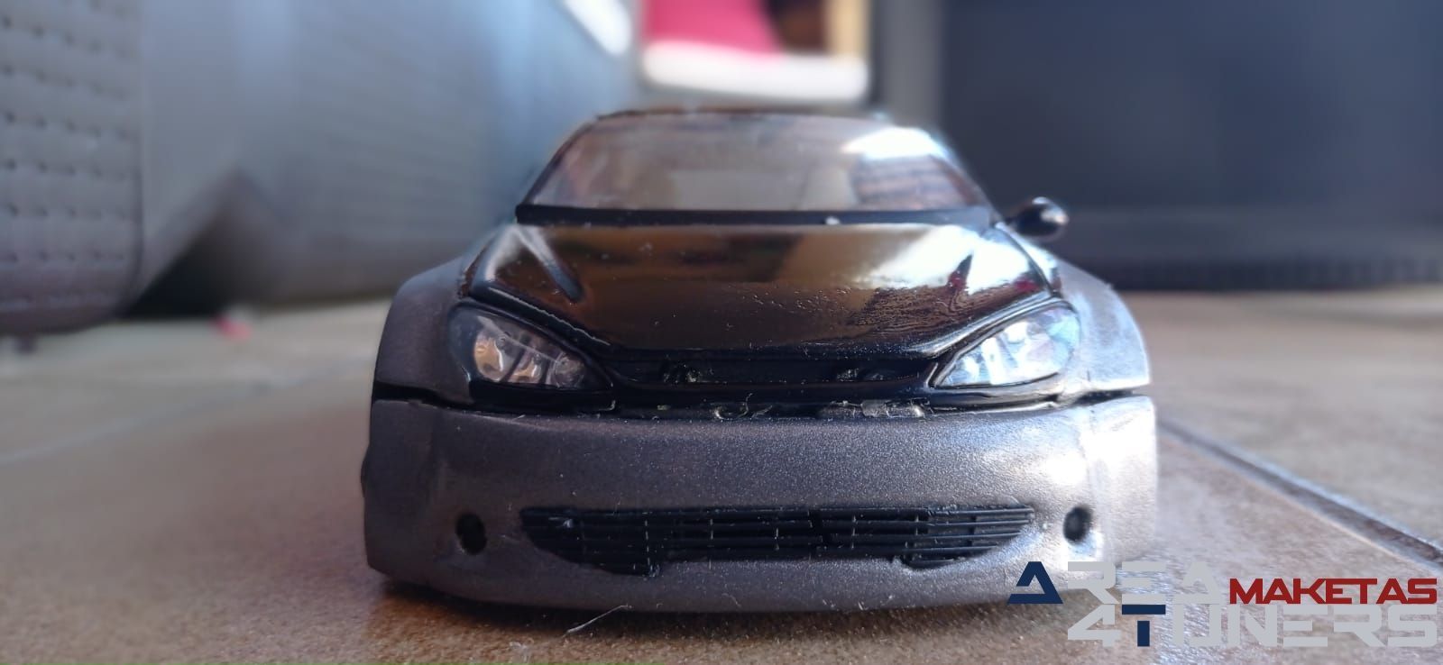 Reportaje maqueta coche Tuning Peugeopt 206 Ser Testigos Imagen perteneciente al reportaje de la revista Area4tuners.es sobre una maqueta de coche Tuning 1:18 Peugeot 206 Ser Testigos