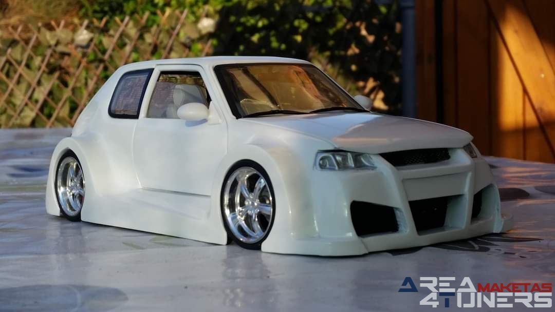 Reportaje maqueta coche Tuning Peugeot 205 Wow! Imagen perteneciente al reportaje de la revista Area4tuners.es sobre una maqueta de coche Tuning 1:18 Peugeot 205 Wow!