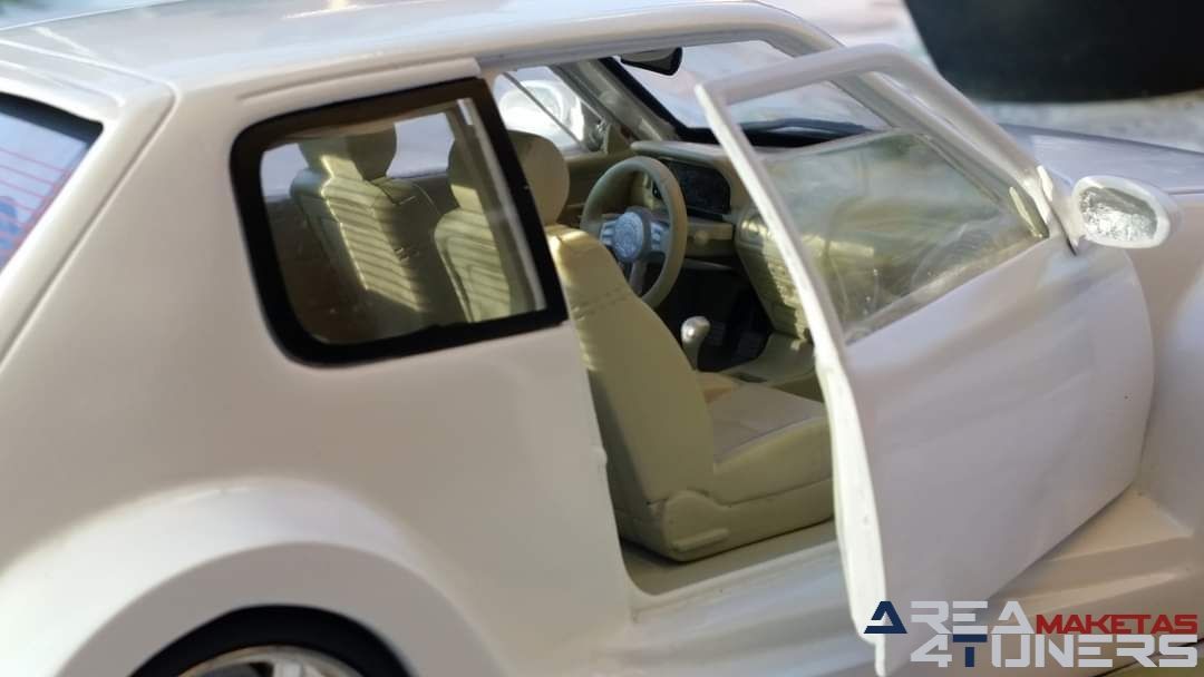 Reportaje maqueta coche Tuning Peugeot 205 Wow! Imagen perteneciente al reportaje de la revista Area4tuners.es sobre una maqueta de coche Tuning 1:18 Peugeot 205 Wow!