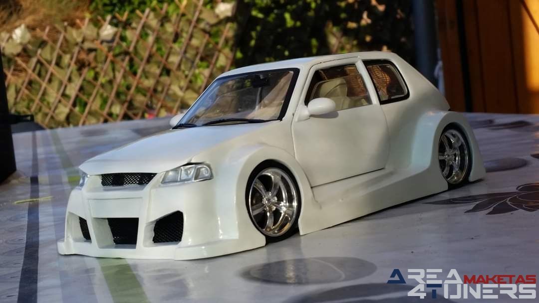 Reportaje maqueta coche Tuning Peugeot 205 Wow! Imagen perteneciente al reportaje de la revista Area4tuners.es sobre una maqueta de coche Tuning 1:18 Peugeot 205 Wow!