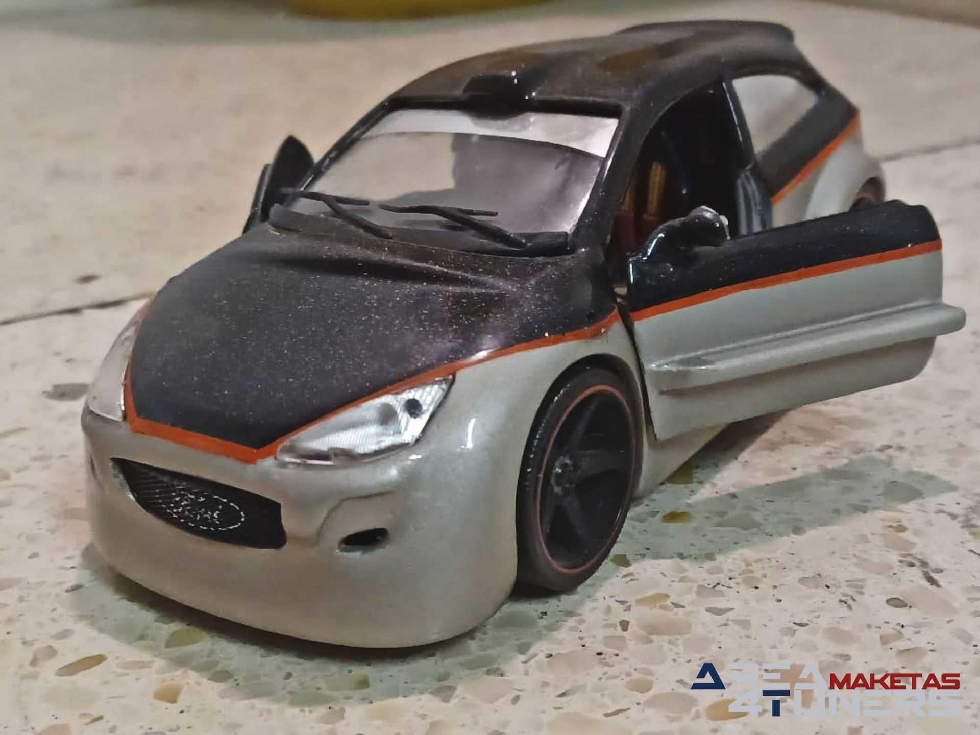 Reportaje maqueta coche Tuning Ford Focus What's Else Imagen perteneciente al reportaje de la revista Area4tuners.es sobre una maqueta de coche Tuning 1:24 Ford Focus What's Else