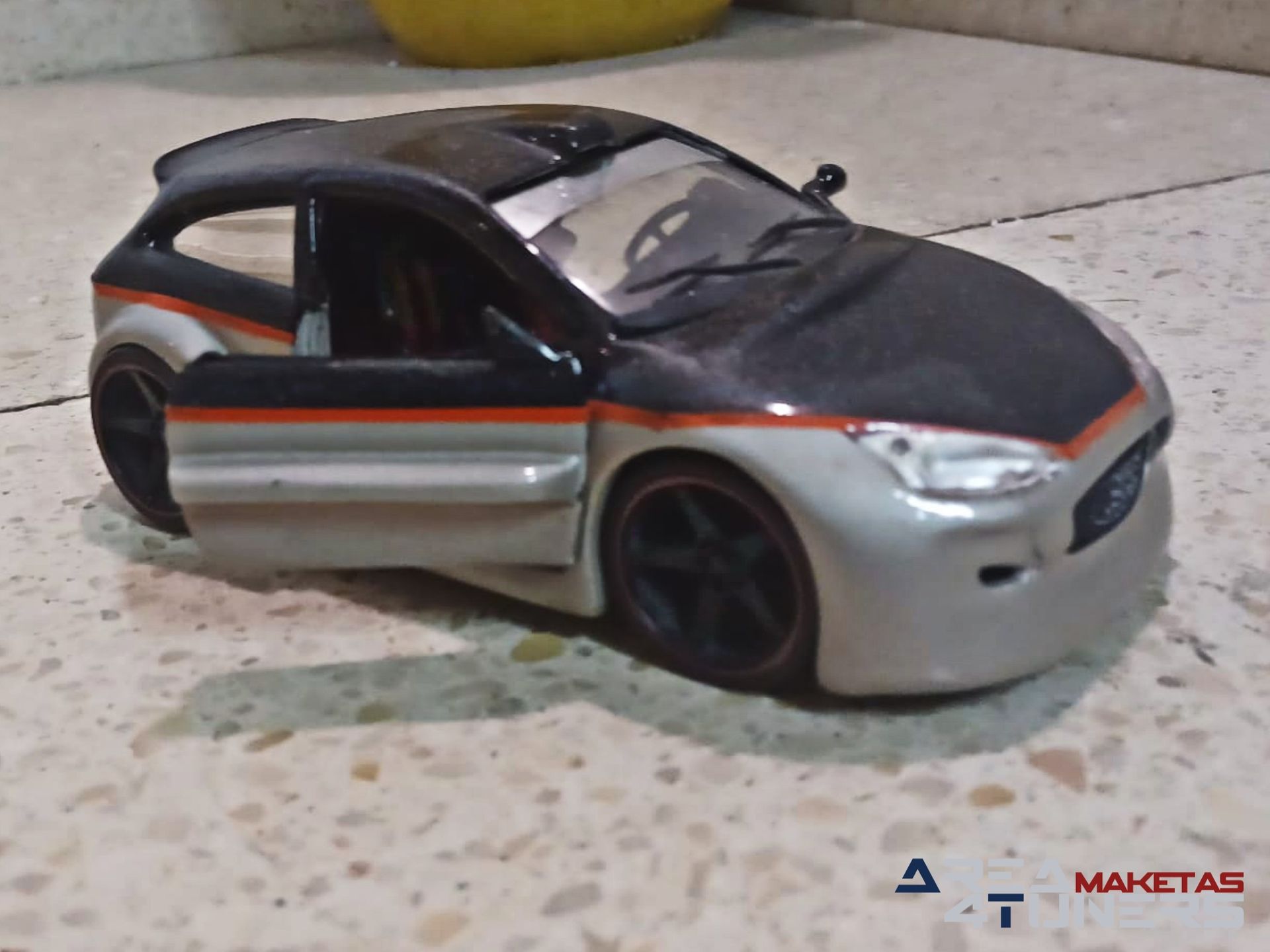 Reportaje maqueta coche Tuning Ford Focus What's Else Imagen perteneciente al reportaje de la revista Area4tuners.es sobre una maqueta de coche Tuning 1:24 Ford Focus What's Else