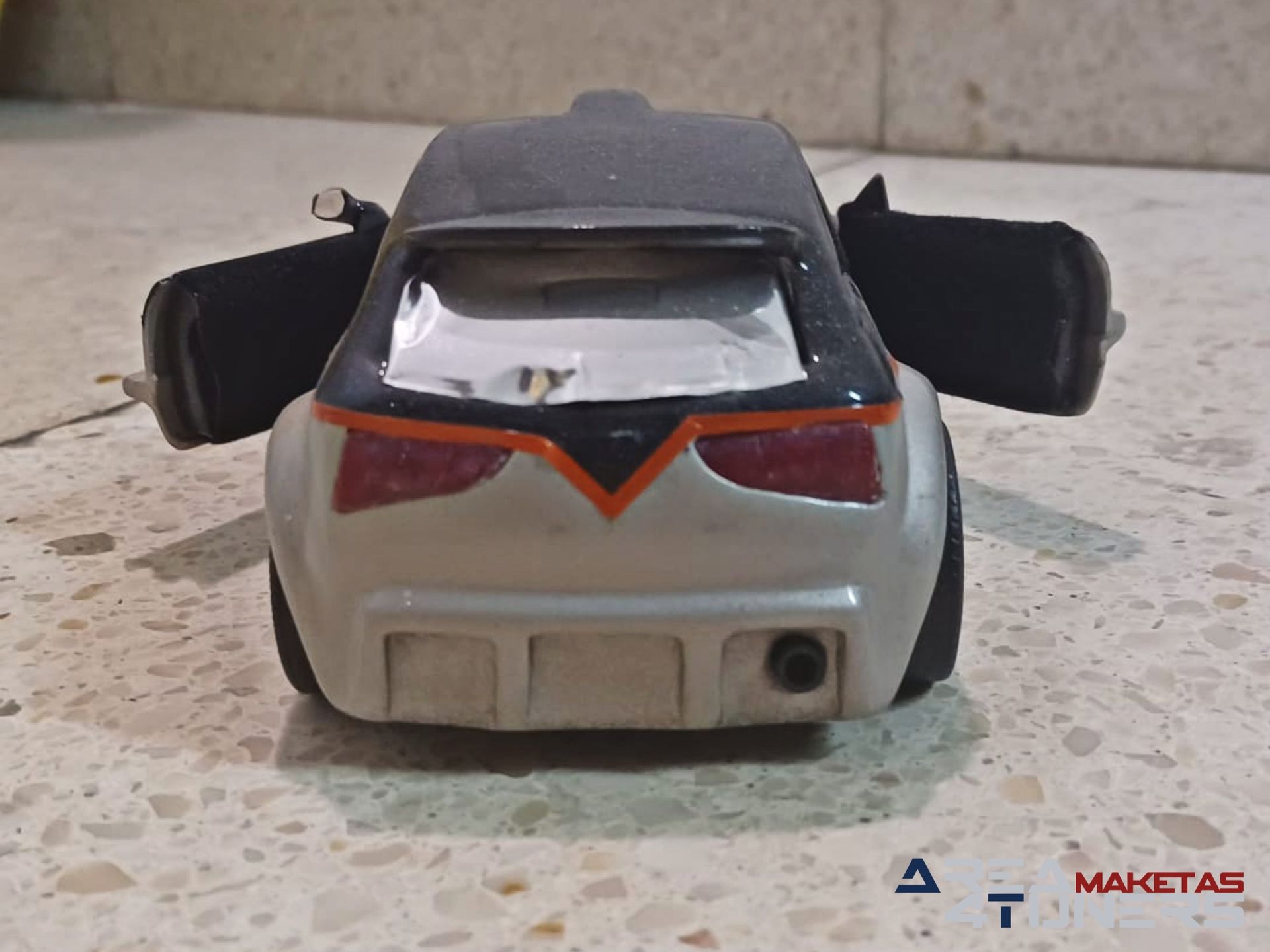 Reportaje maqueta coche Tuning Ford Focus What's Else Imagen perteneciente al reportaje de la revista Area4tuners.es sobre una maqueta de coche Tuning 1:24 Ford Focus What's Else