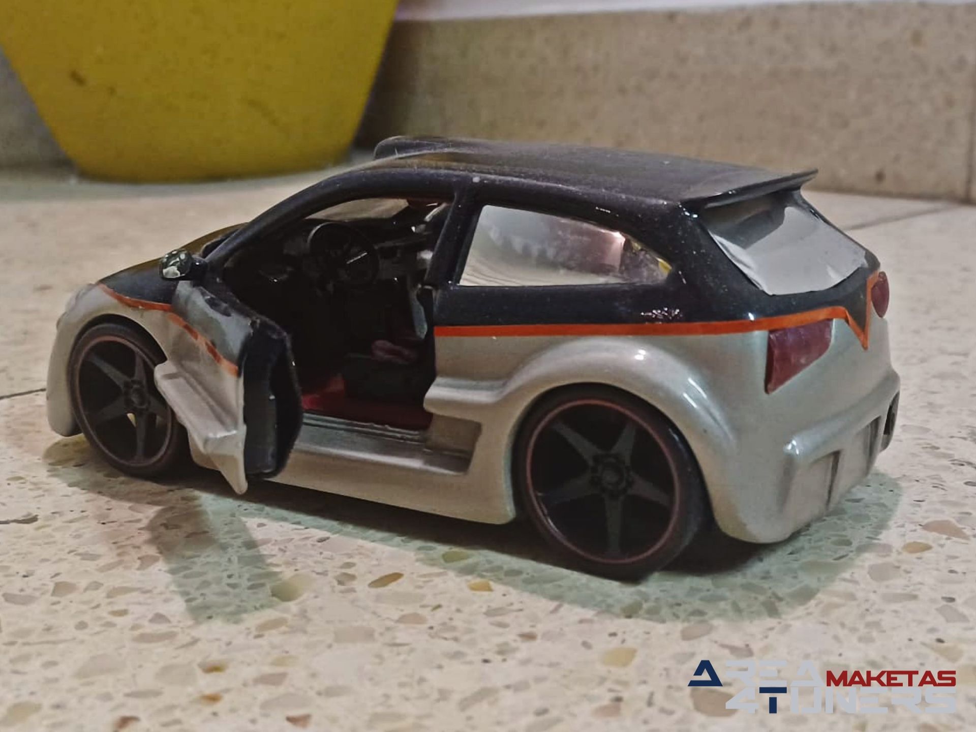 Reportaje maqueta coche Tuning Ford Focus What's Else Imagen perteneciente al reportaje de la revista Area4tuners.es sobre una maqueta de coche Tuning  1:24 Ford Focus What's Else