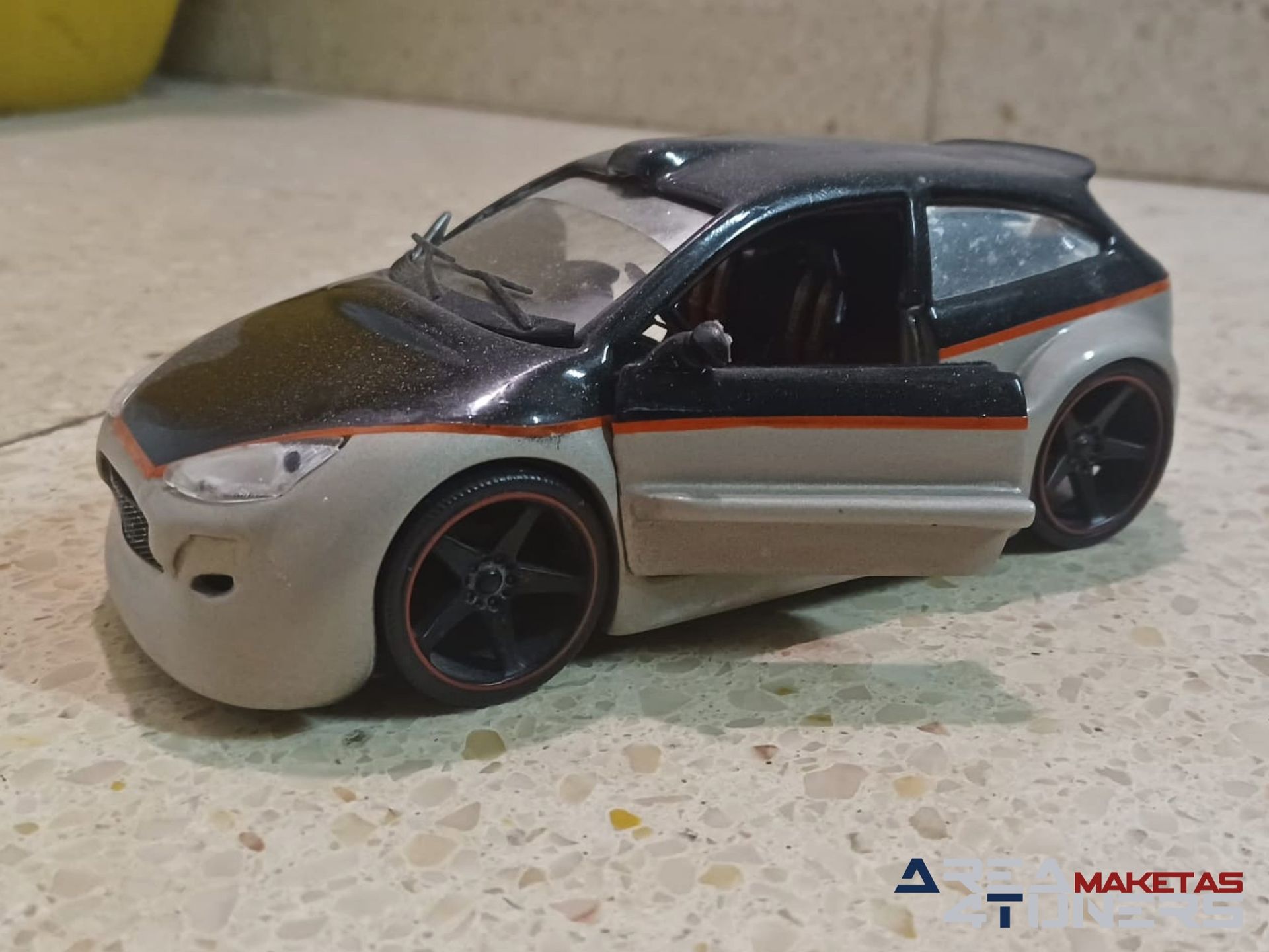 Reportaje maqueta coche Tuning Ford Focus What's Else Imagen perteneciente al reportaje de la revista Area4tuners.es sobre una maqueta de coche Tuning  1:24 Ford Focus What's Else
