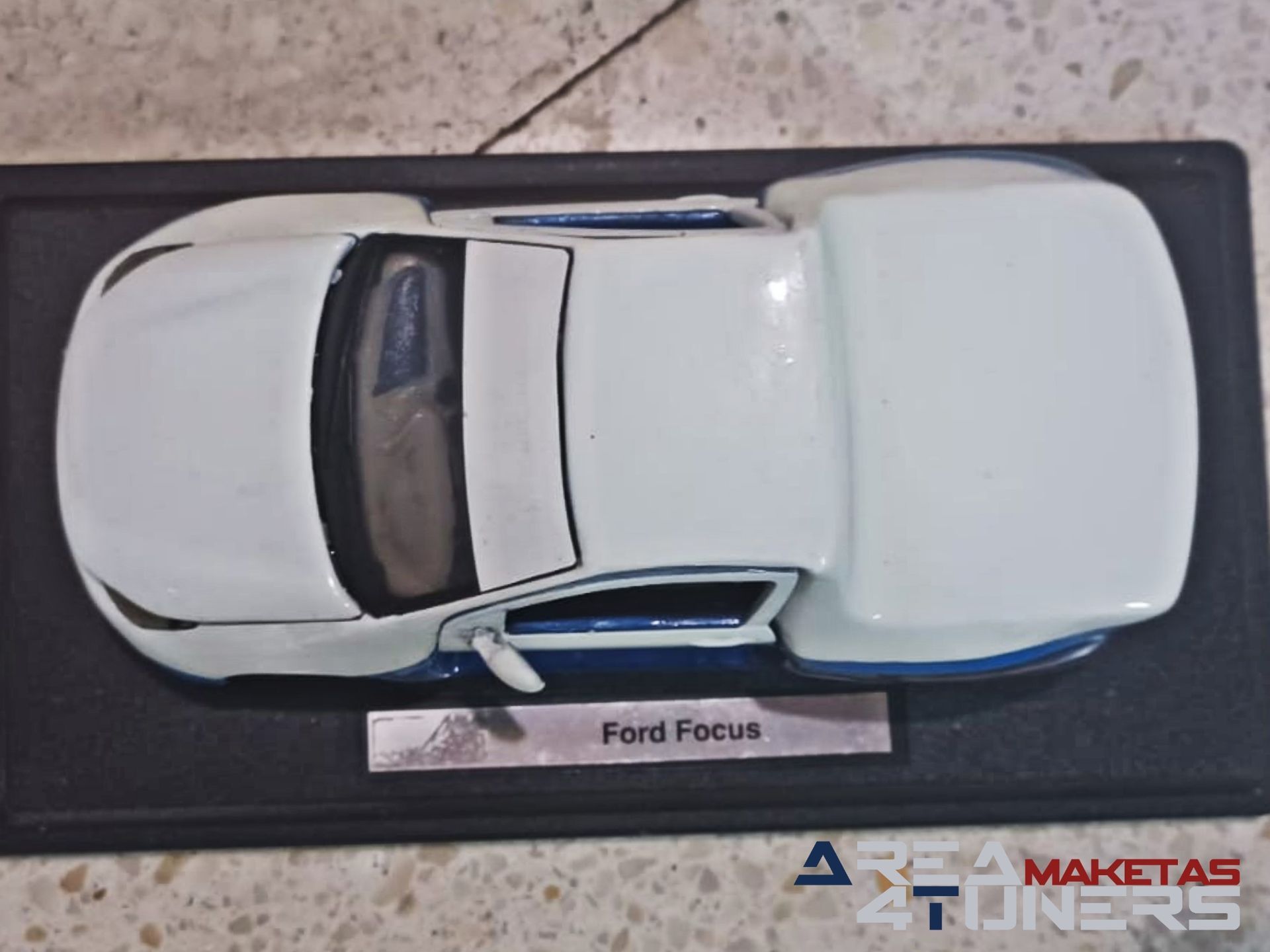 Reportaje maqueta coche Tuning Ford Focus Cut Vision Imagen perteneciente al reportaje de la revista Area4tuners.es sobre una maqueta de coche Tuning 1:24 Ford Focus Cut Vision