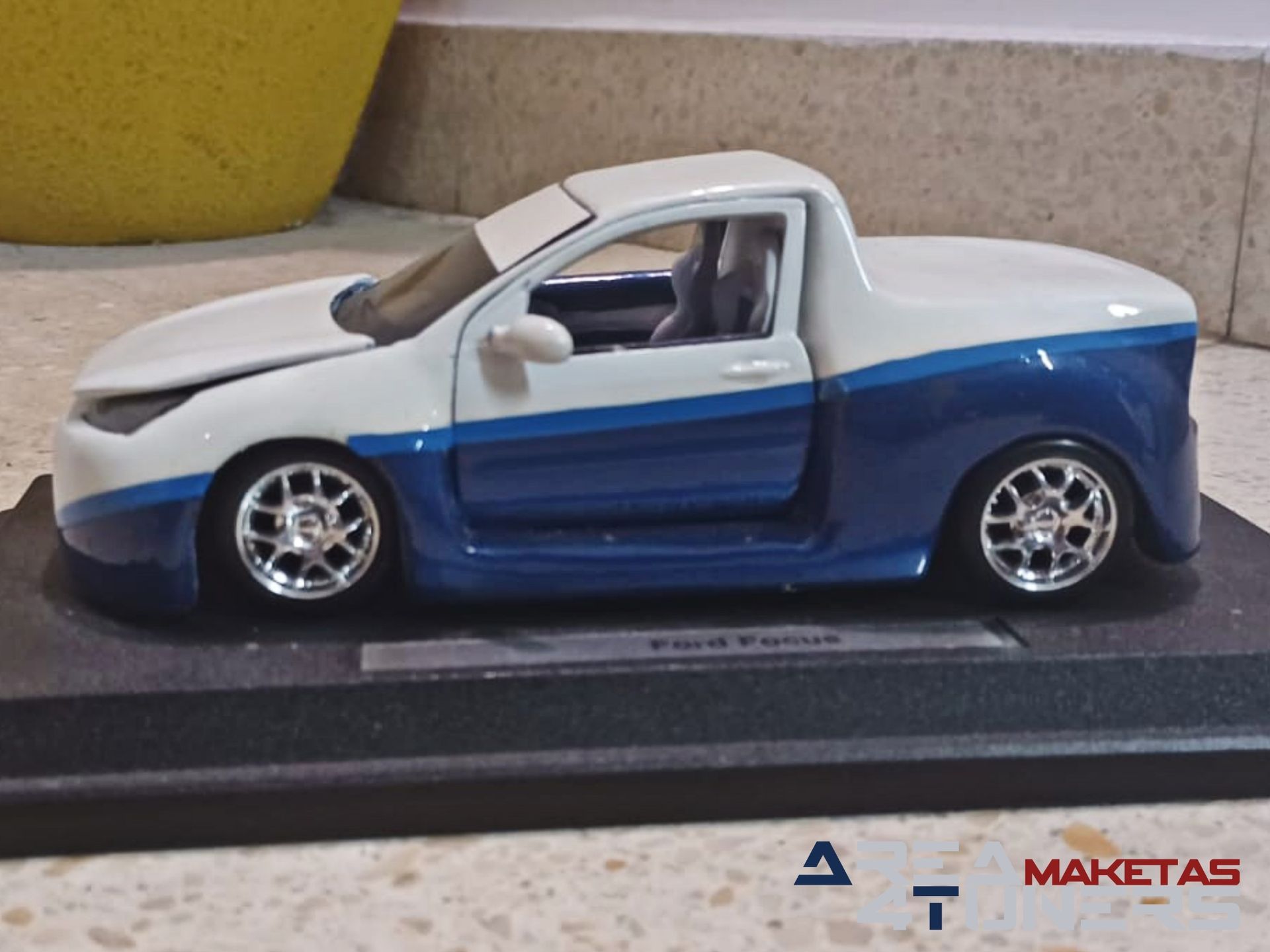 Reportaje maqueta coche Tuning Ford Focus Cut Vision Imagen perteneciente al reportaje de la revista Area4tuners.es sobre una maqueta de coche Tuning 1:24 Ford Focus Cut Vision