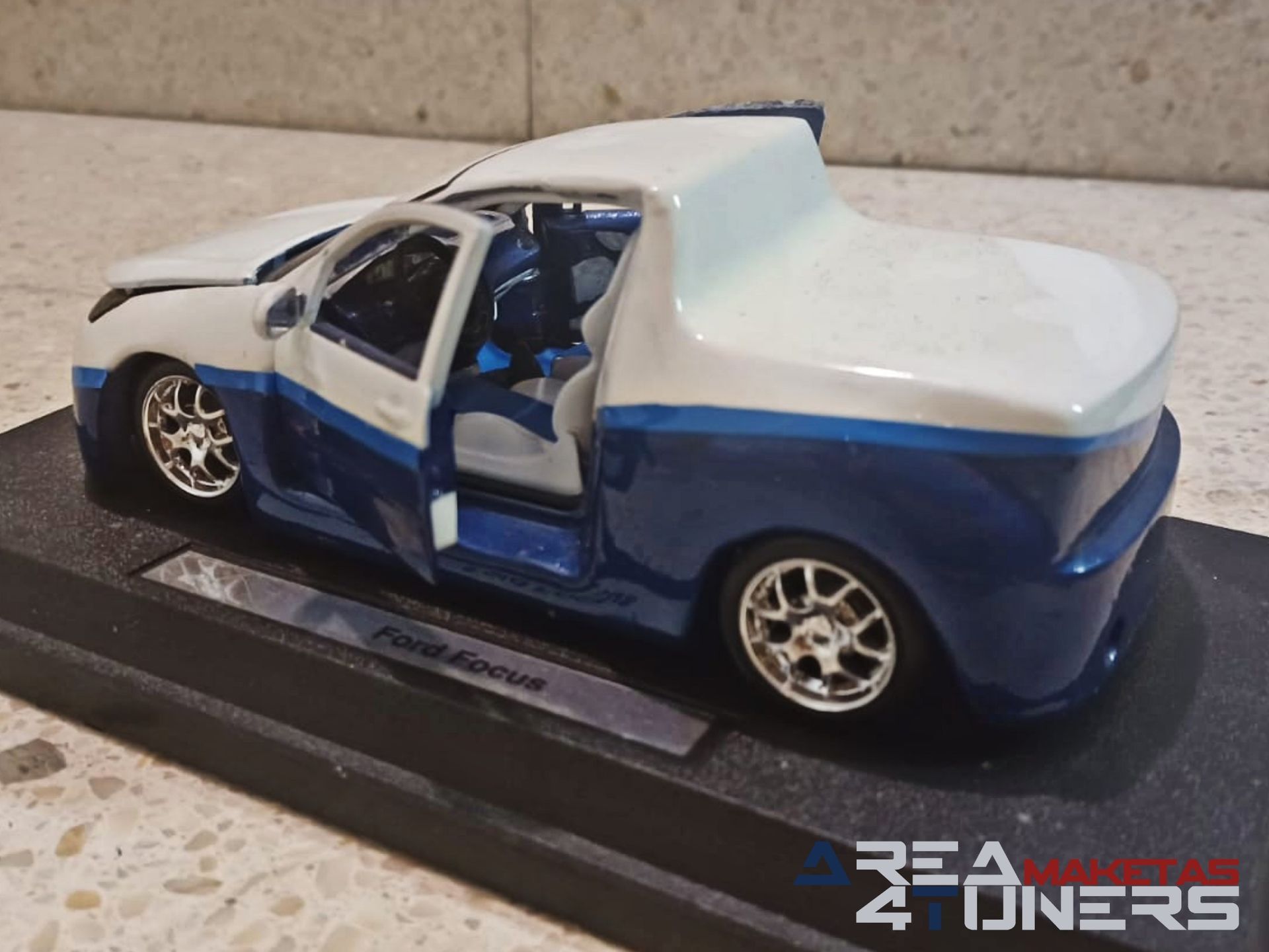 Reportaje maqueta coche Tuning Ford Focus Cut Vision Imagen perteneciente al reportaje de la revista Area4tuners.es sobre una maqueta de coche Tuning 1:24 Ford Focus Cut Vision