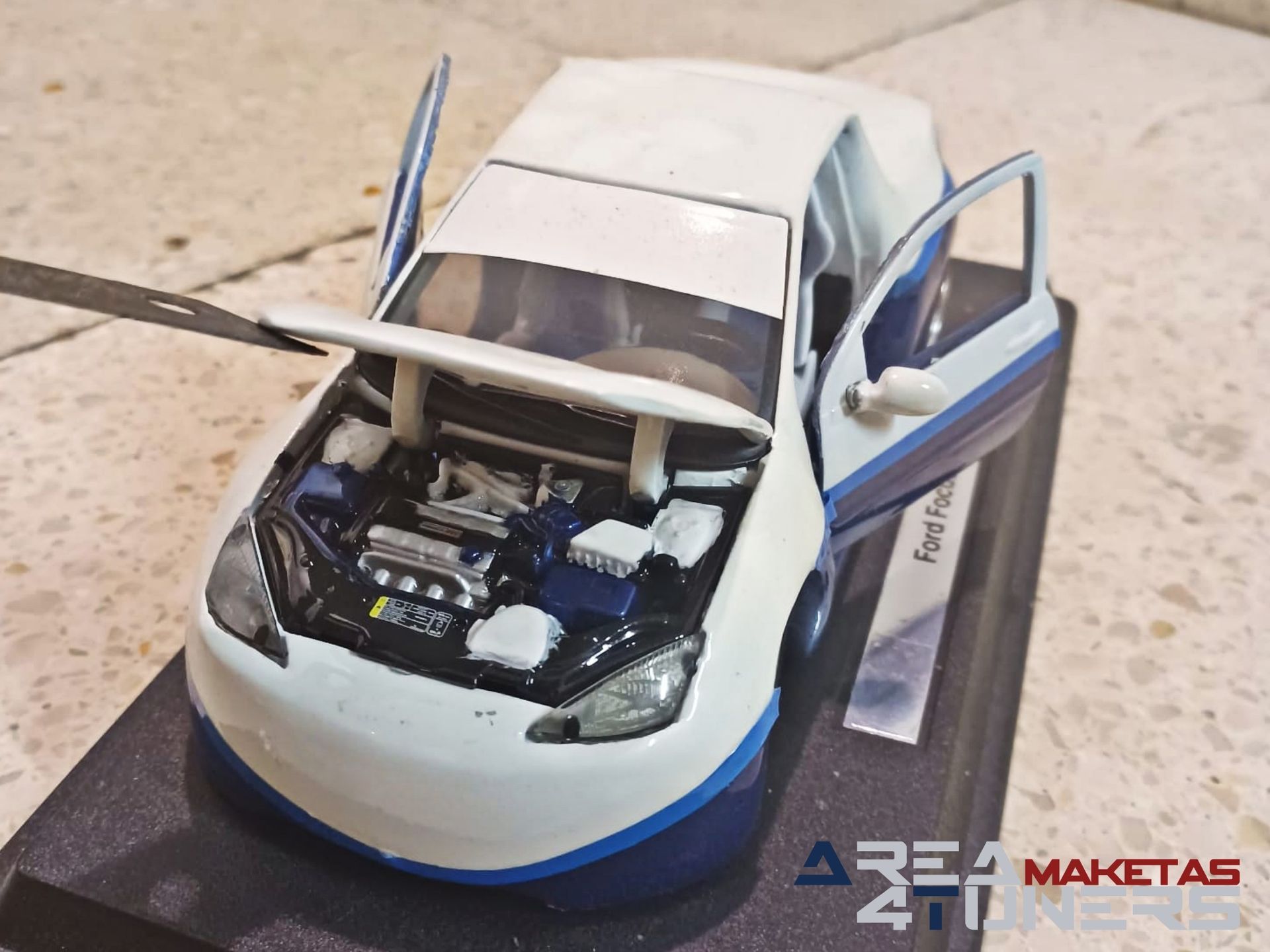 Reportaje maqueta coche Tuning Ford Focus Cut Vision Imagen perteneciente al reportaje de la revista Area4tuners.es sobre una maqueta de coche Tuning 1:24 Ford Focus Cut Vision