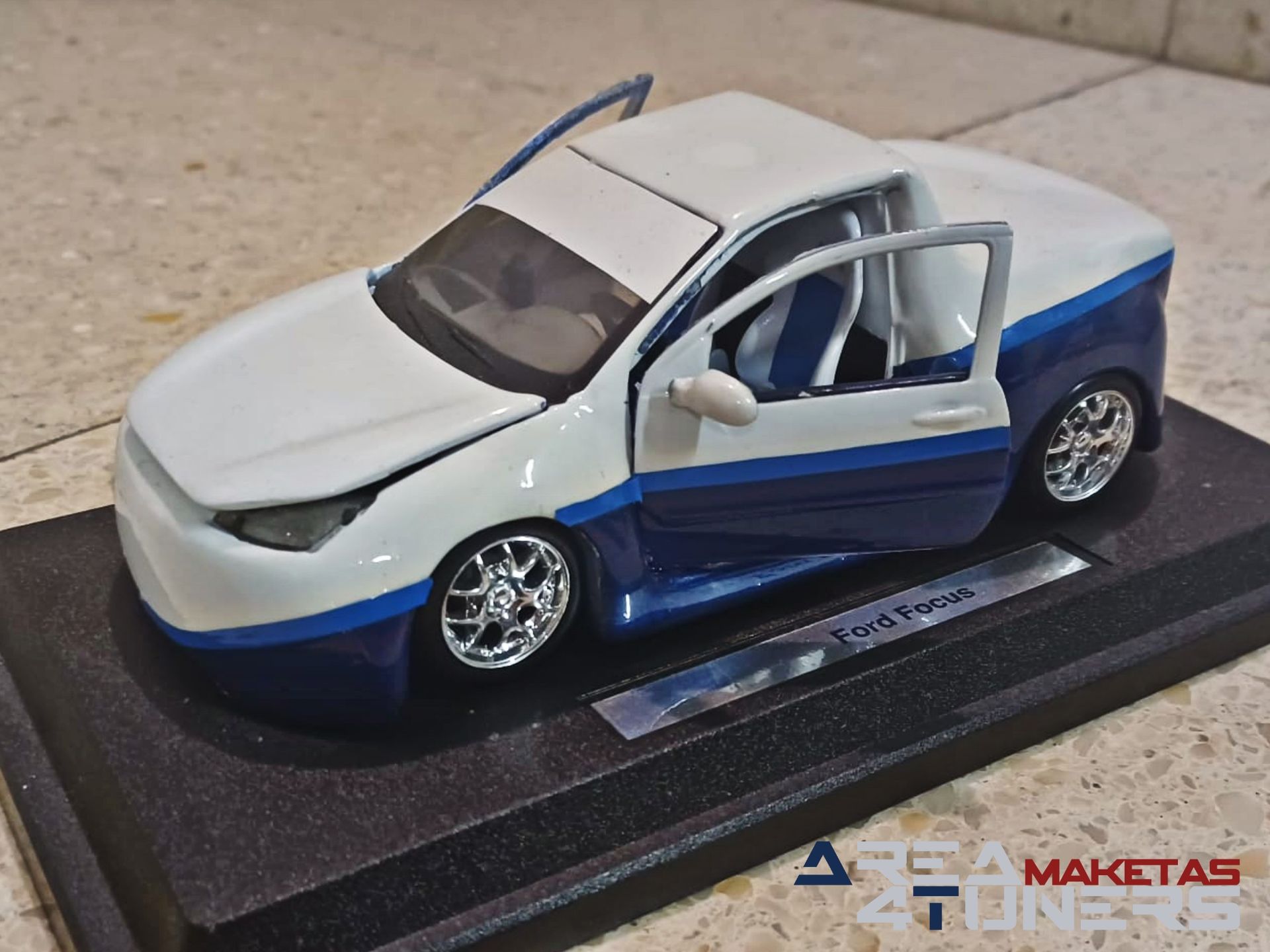 Reportaje maqueta coche Tuning Ford Focus Cut Vision Imagen perteneciente al reportaje de la revista Area4tuners.es sobre una maqueta de coche Tuning 1:24 Ford Focus Cut Vision