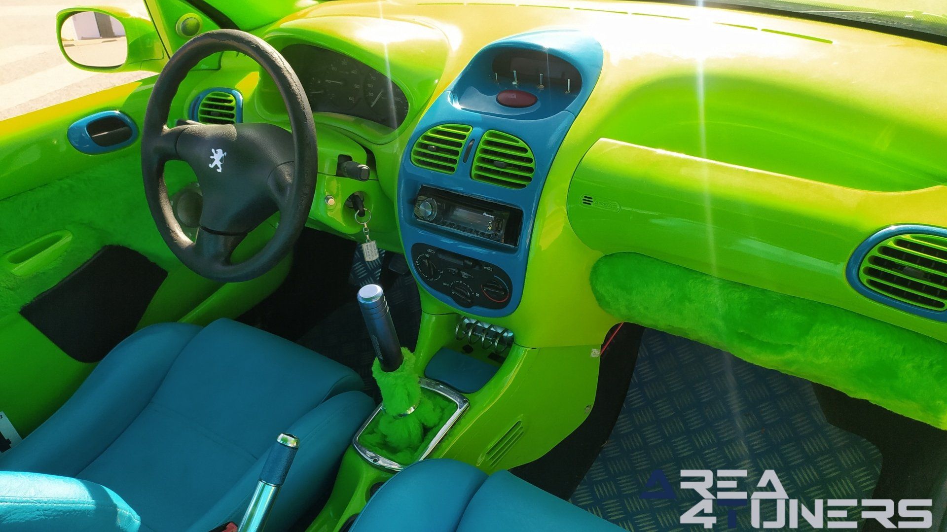 Imagen reportaje coche Tuning Peugeot 206 Mantis Imagen perteneciente al reportaje sobre coche Tuning, de la revista Area4tuners sobre un Peugeot 206