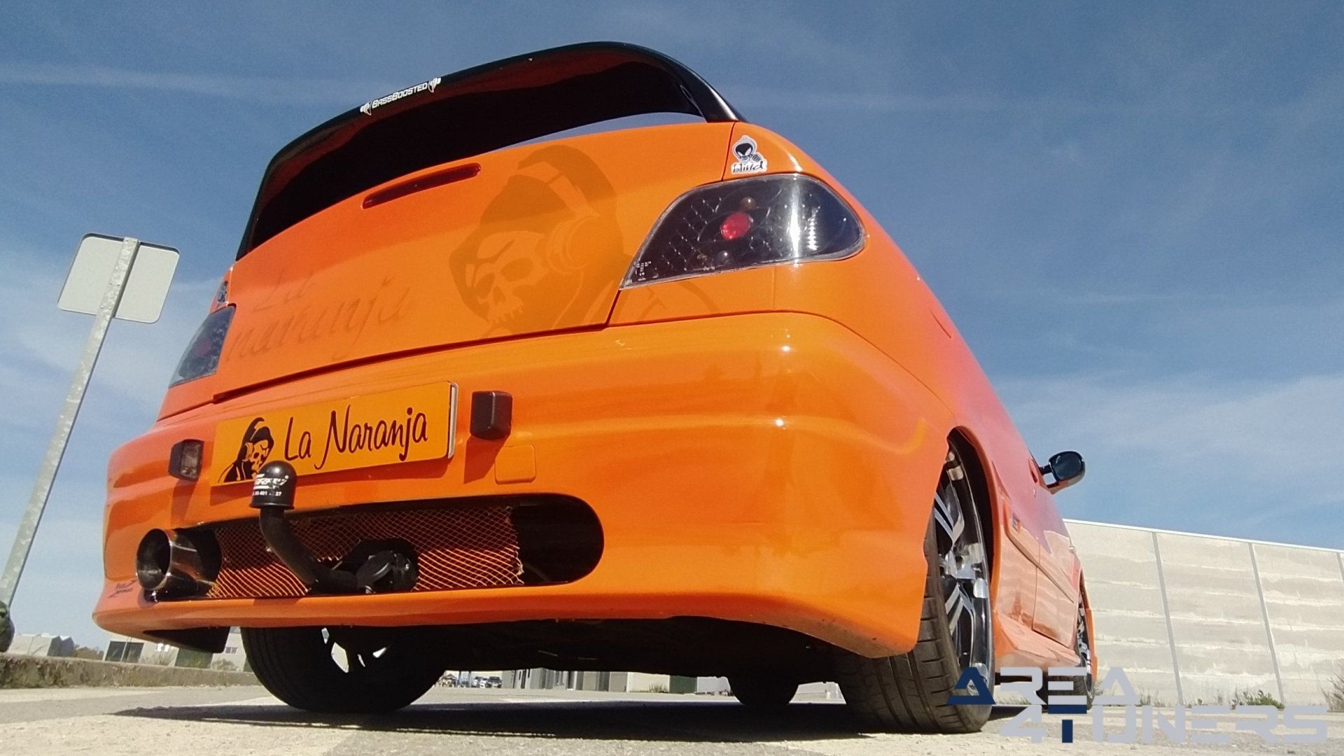 Imagen reportaje coche Tuning Citroën Xsara La Naranja Calavera DJ Imagen perteneciente al reportaje sobre coche Tuning, de la revista Area4tuners sobre un Citroën Xsara