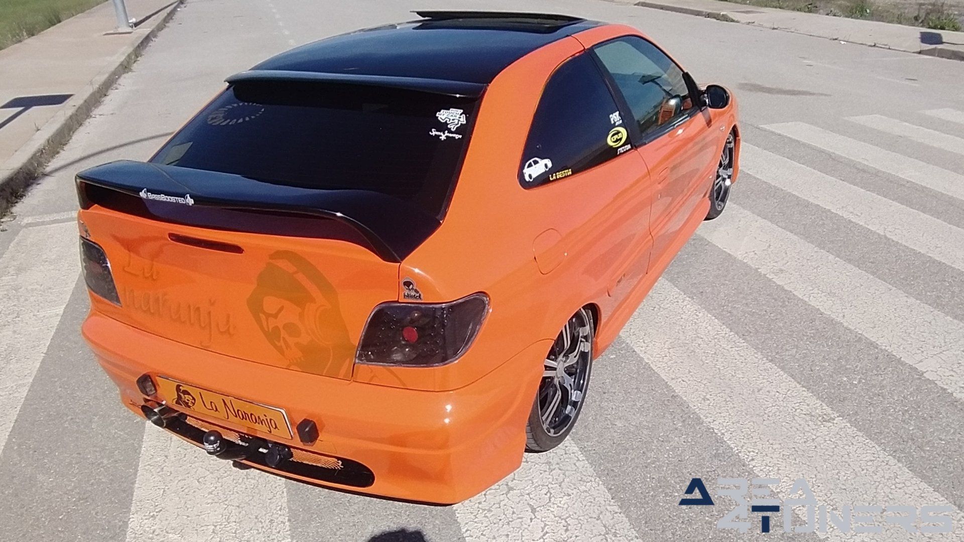 Imagen reportaje coche Tuning Citroën Xsara La Naranja Calavera DJ Imagen perteneciente al reportaje sobre coche Tuning, de la revista Area4tuners sobre un Citroën Xsara