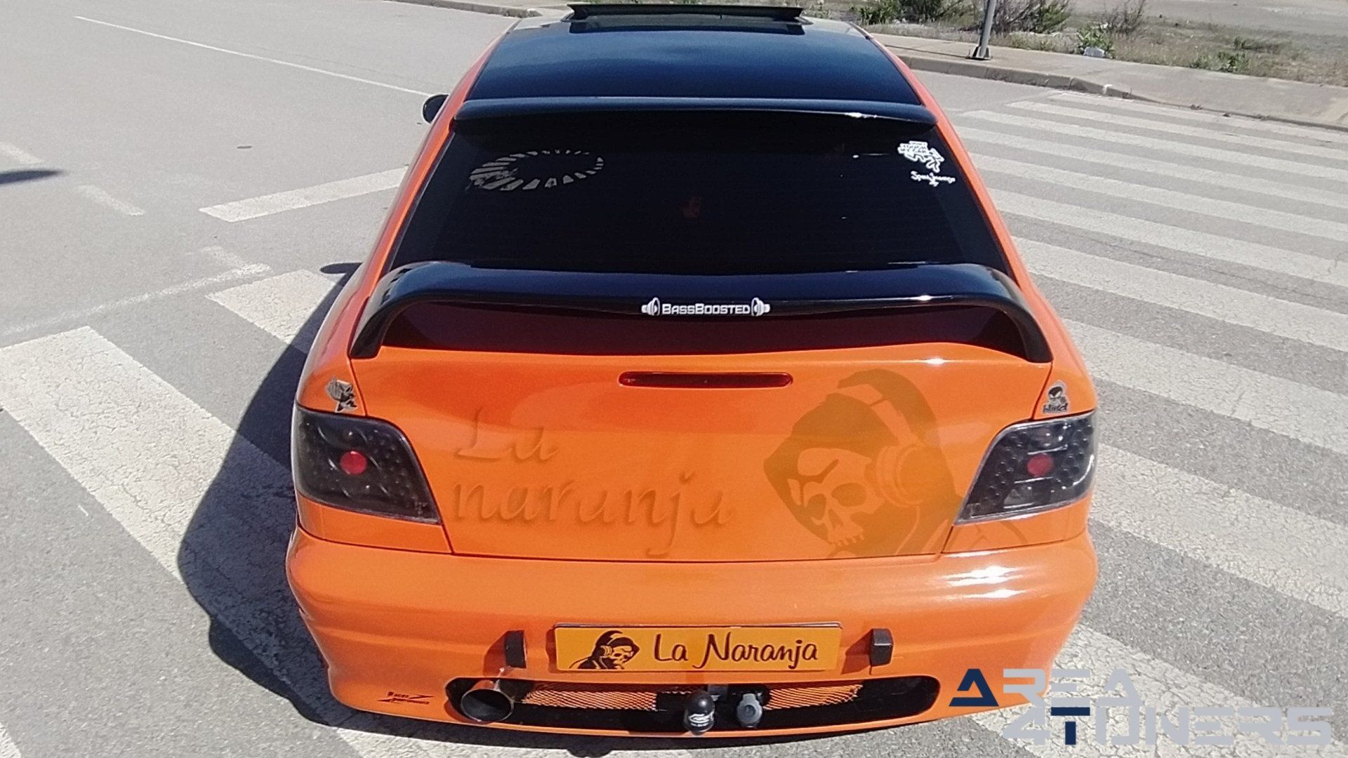 Imagen reportaje coche Tuning Citroën Xsara La Naranja Calavera DJ Imagen perteneciente al reportaje sobre coche Tuning, de la revista Area4tuners sobre un Citroën Xsara
