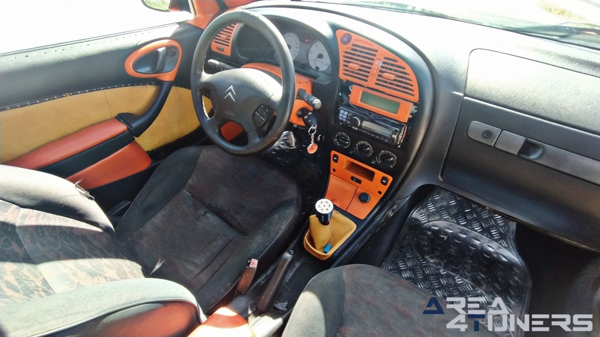 Imagen reportaje coche Tuning Citroën Xsara La Naranja Calavera DJ Imagen perteneciente al reportaje sobre coche Tuning, de la revista Area4tuners sobre un Citroën Xsara