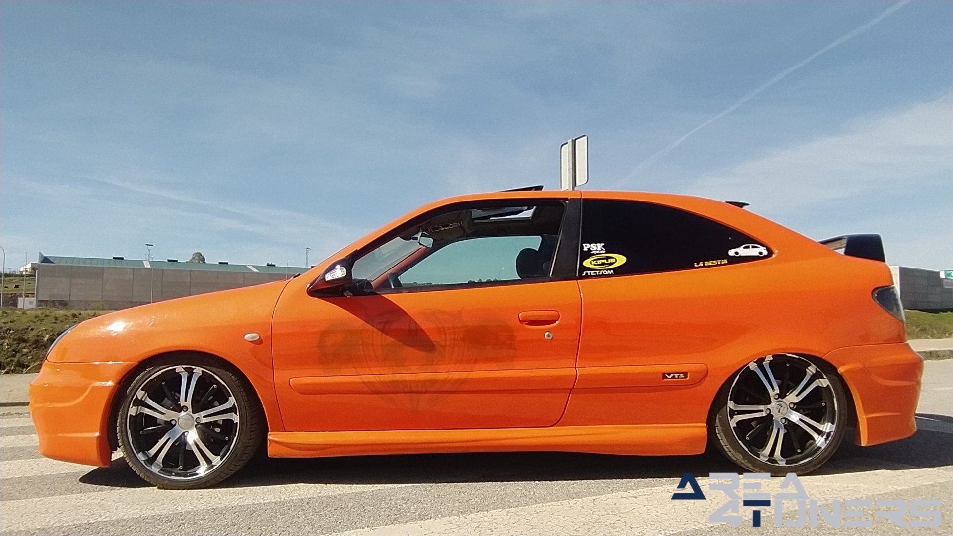 Imagen reportaje coche Tuning Citroën Xsara La Naranja Calavera DJ Imagen perteneciente al reportaje sobre coche Tuning, de la revista Area4tuners sobre un Citroën Xsara