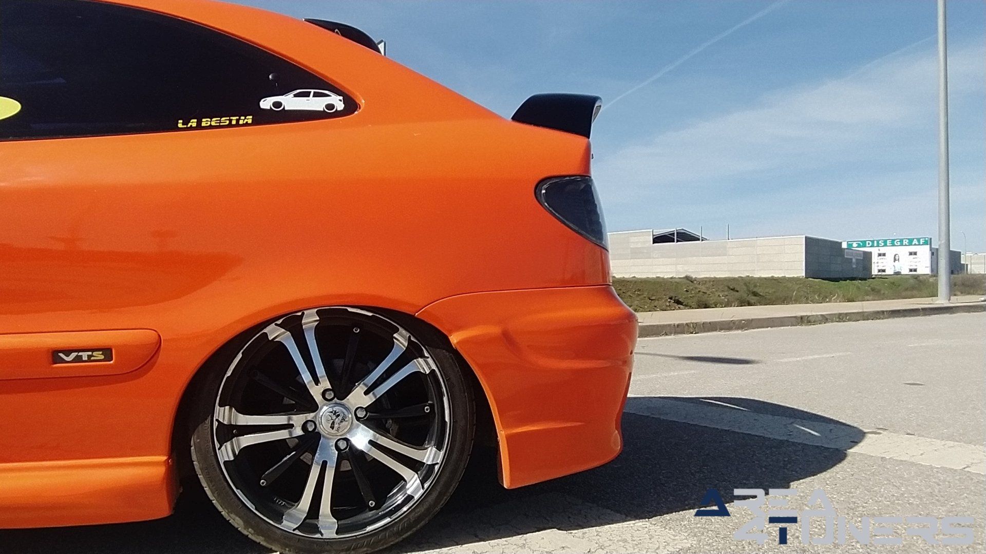 Imagen reportaje coche Tuning Citroën Xsara La Naranja Calavera DJ Imagen perteneciente al reportaje sobre coche Tuning, de la revista Area4tuners sobre un Citroën Xsara