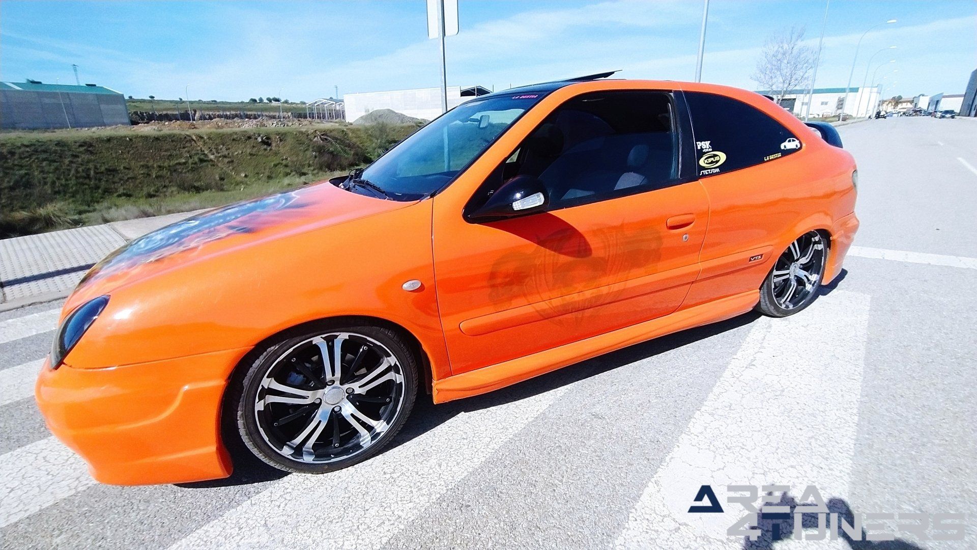 Imagen reportaje coche Tuning Citroën Xsara La Naranja Calavera DJ Imagen perteneciente al reportaje sobre coche Tuning, de la revista Area4tuners sobre un Citroën Xsara