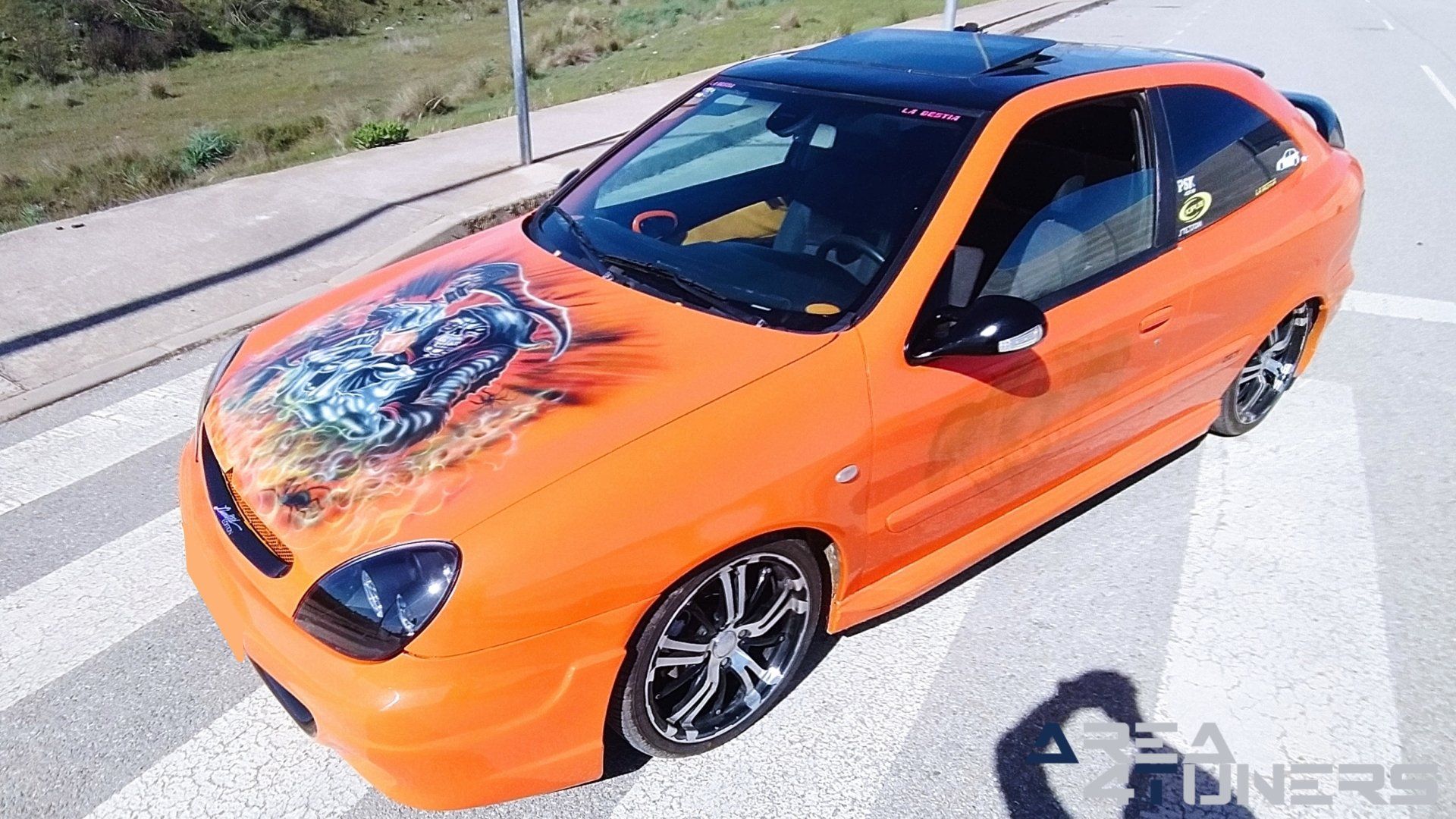 Imagen reportaje coche Tuning Citroën Xsara La Naranja Calavera DJ Imagen perteneciente al reportaje sobre coche Tuning, de la revista Area4tuners sobre un Citroën Xsara